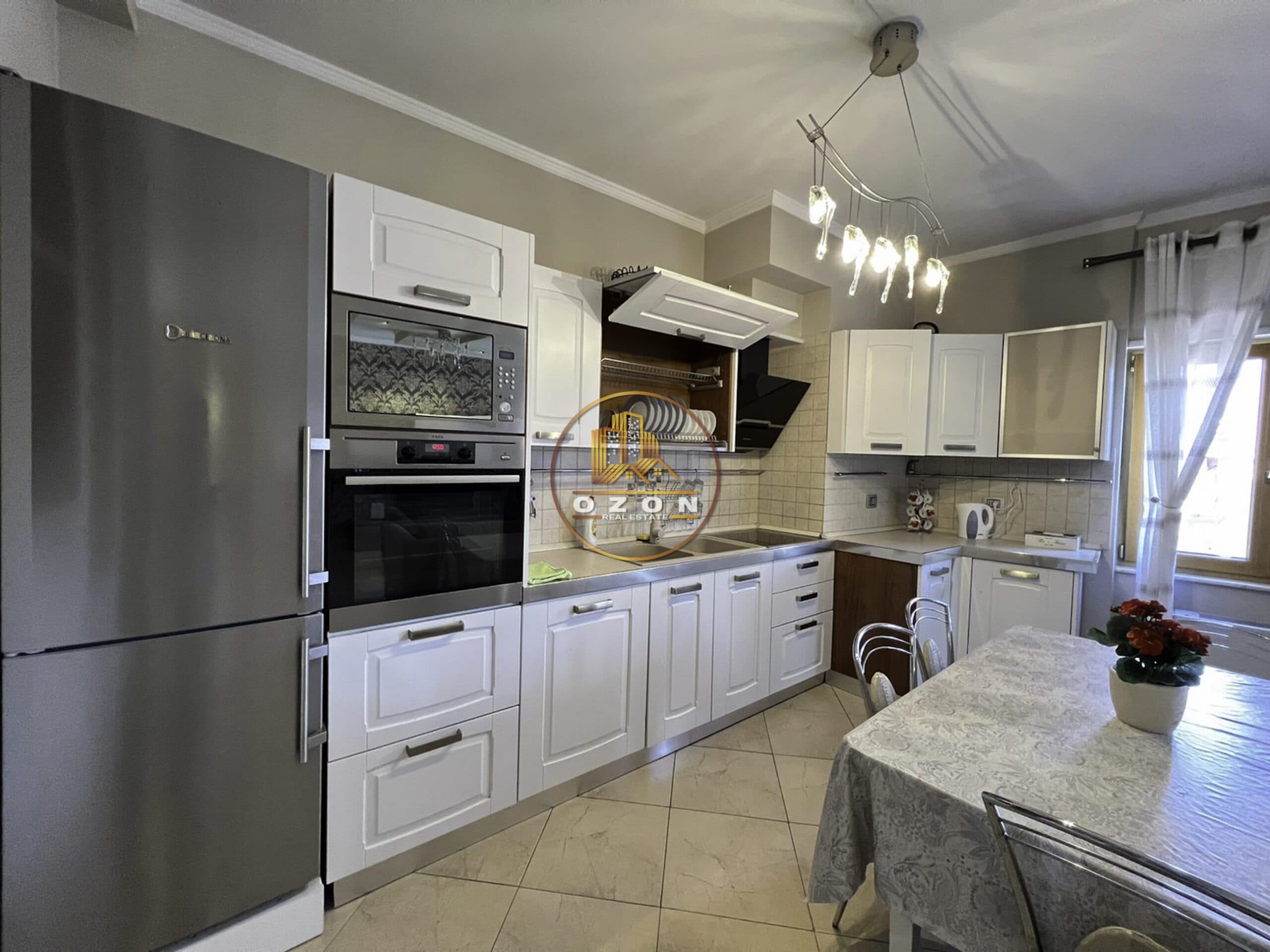 SHITET APARTAMENT 3+1+2 TEK RRUGA E BARRIKADAVE ! 4