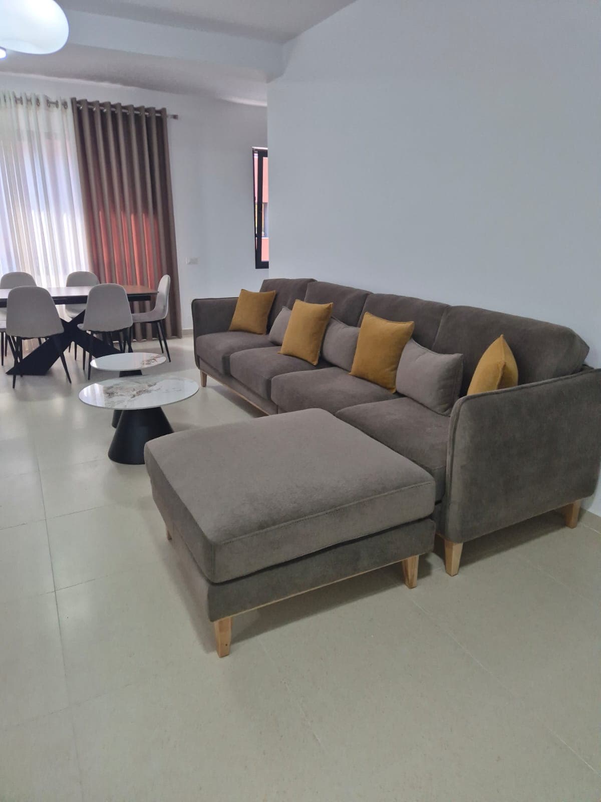 Apartament 2+1+parking për qira, tek Kompleksi Xheluks, Rruga e Elbasanit