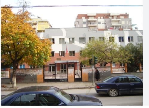 Dy Dyqane në Shitje në Zonën e Petro Nini Luarasit!