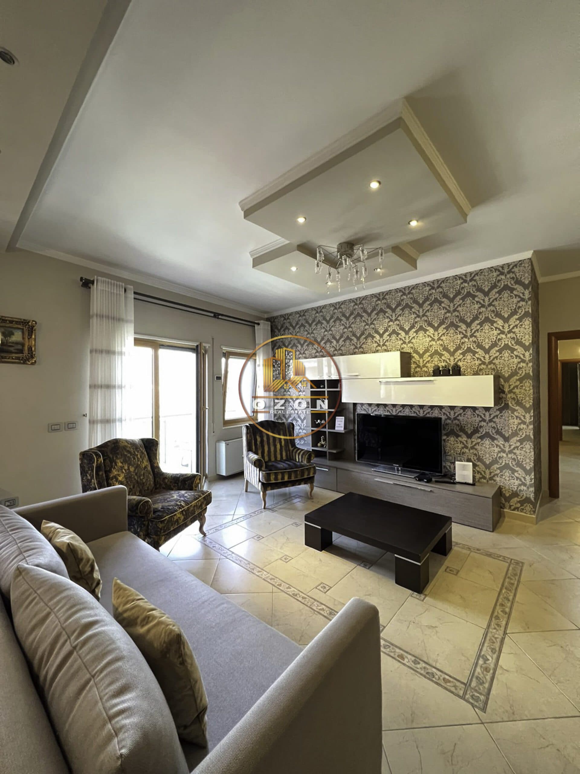 SHITET APARTAMENT 3+1+2 TEK RRUGA E BARRIKADAVE ! 3