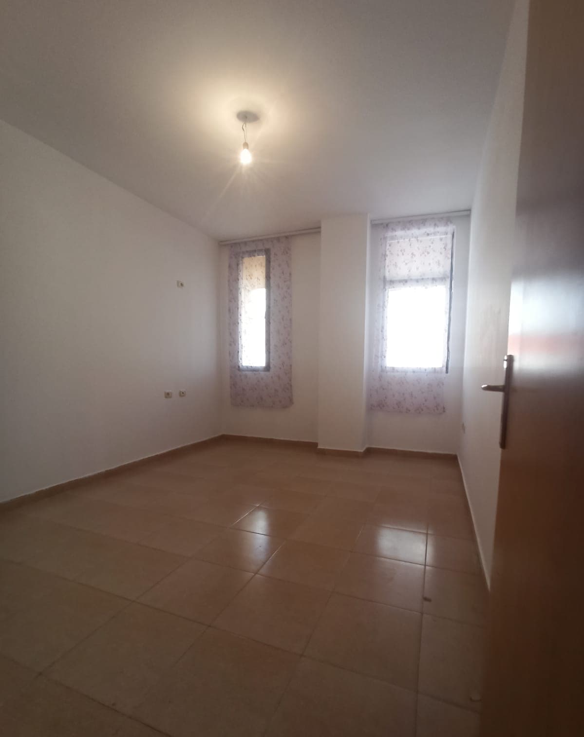 Jepet Me Qira Apartament 1+1 Tek Rruga e Kavajës, Pranë Globe!