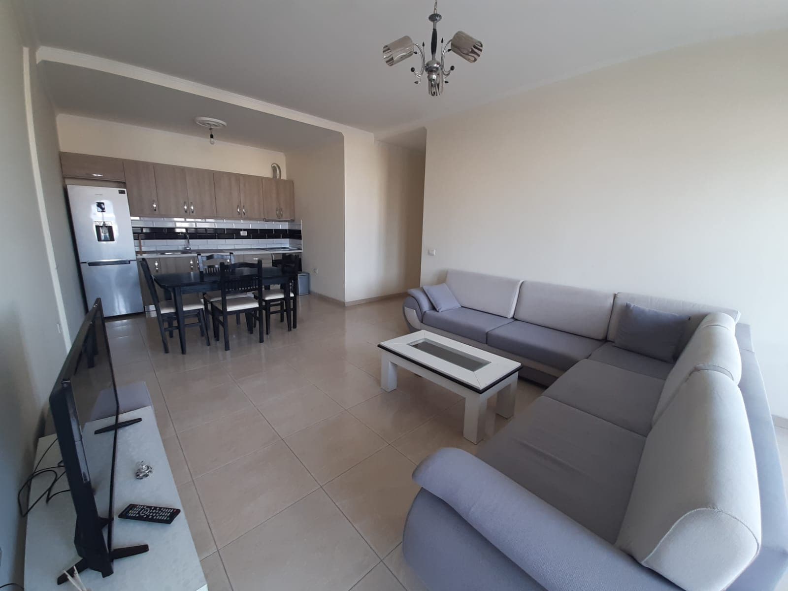 Jepet me qera apartament 2+1 .Adresa : Rruga e Kavajes