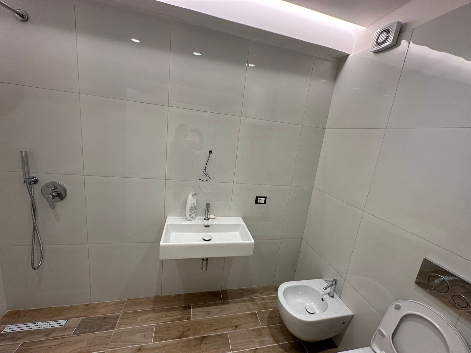 JEPET APARTAMENT 2+1 +POST PARKIMI ME QIRA TEK KOMPLEKSI ZIRKON! 3