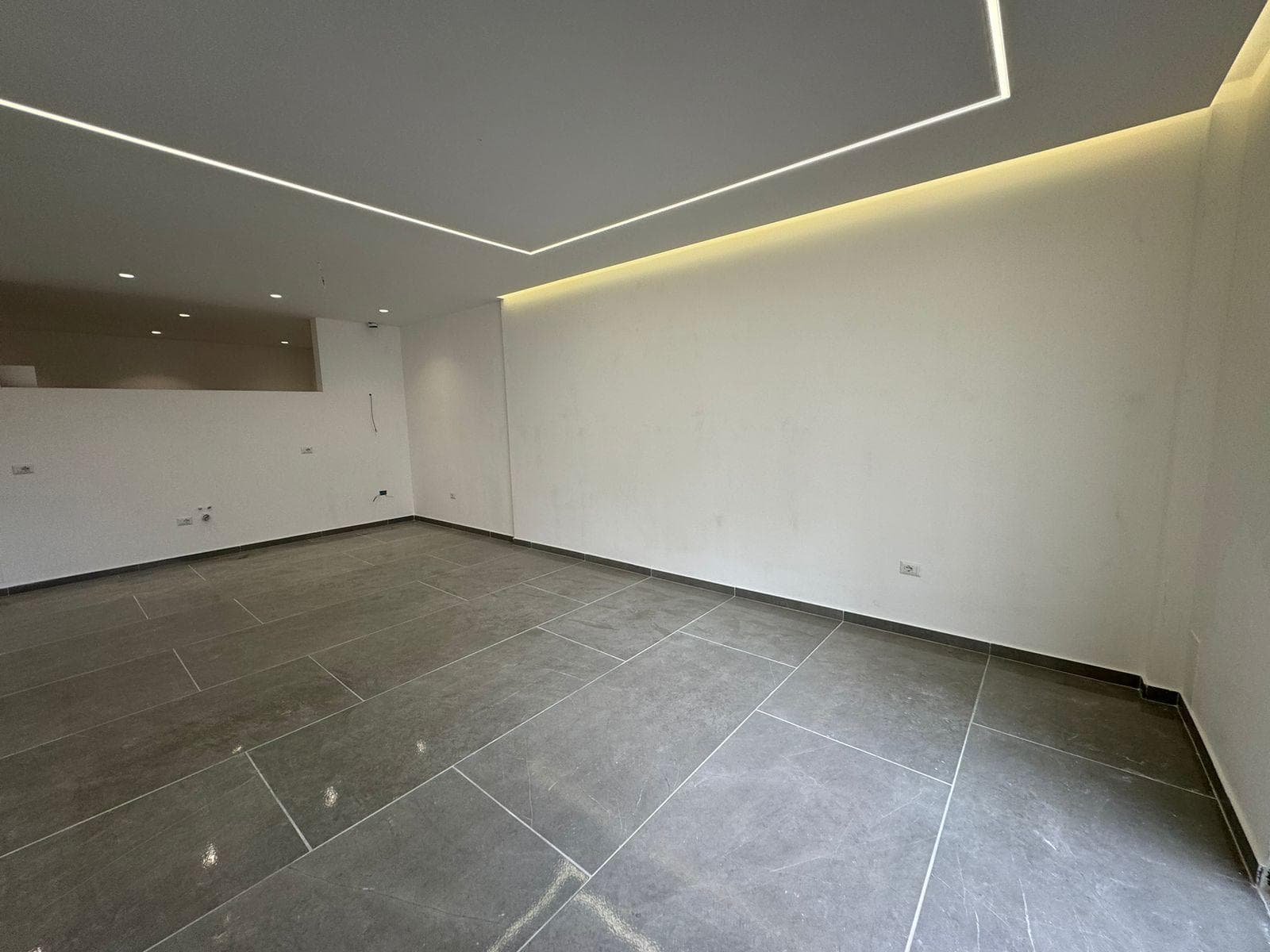 Shitet apartament 2+1+post parkimi ne Selite!