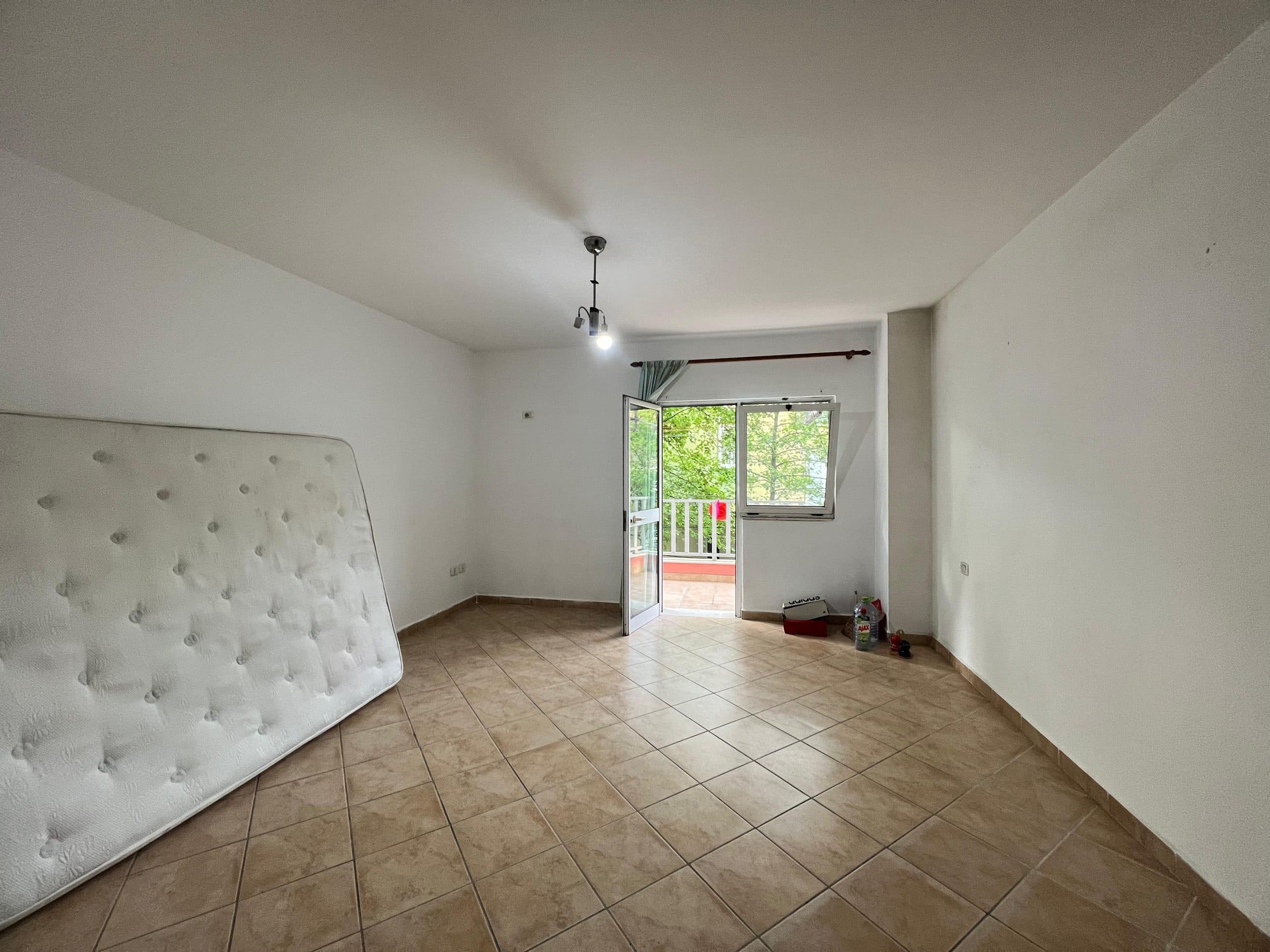 Shitet Apartament 1+1 Tek Komuna e Parisit! 4