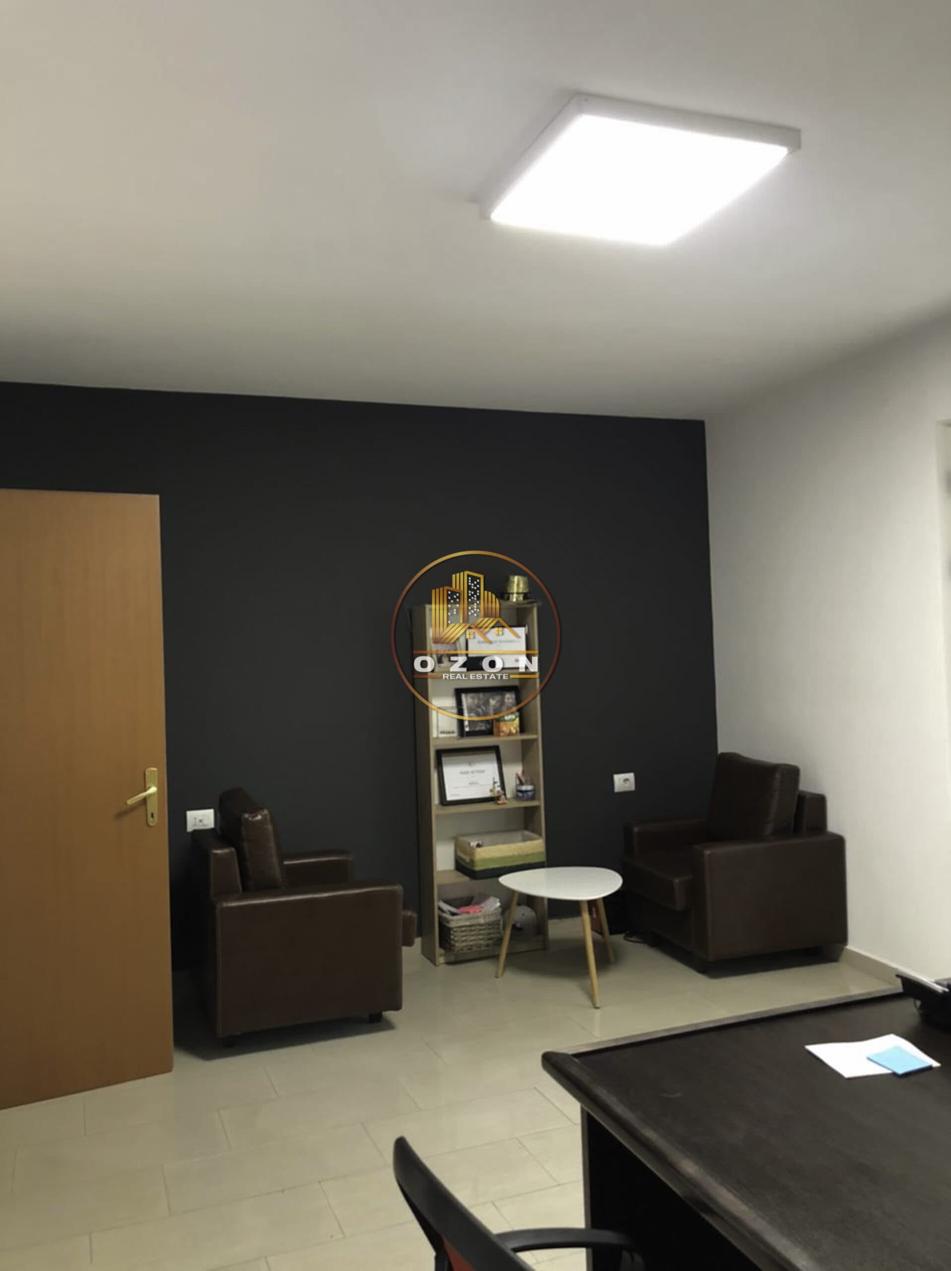 Jepet me qera ambient biznesi .Adresa : Qender