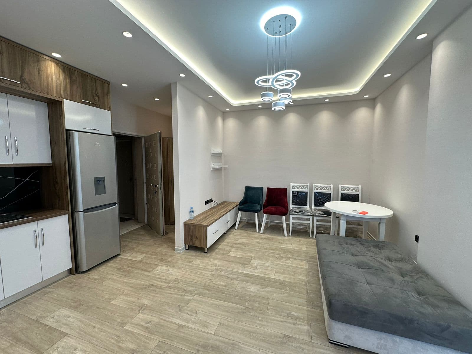 SHITET APARTAMENT 1+1 TEK KOPSHTI BOTANIK, ME PAMJE NGA LIQENI ARTIFICIAL! 4