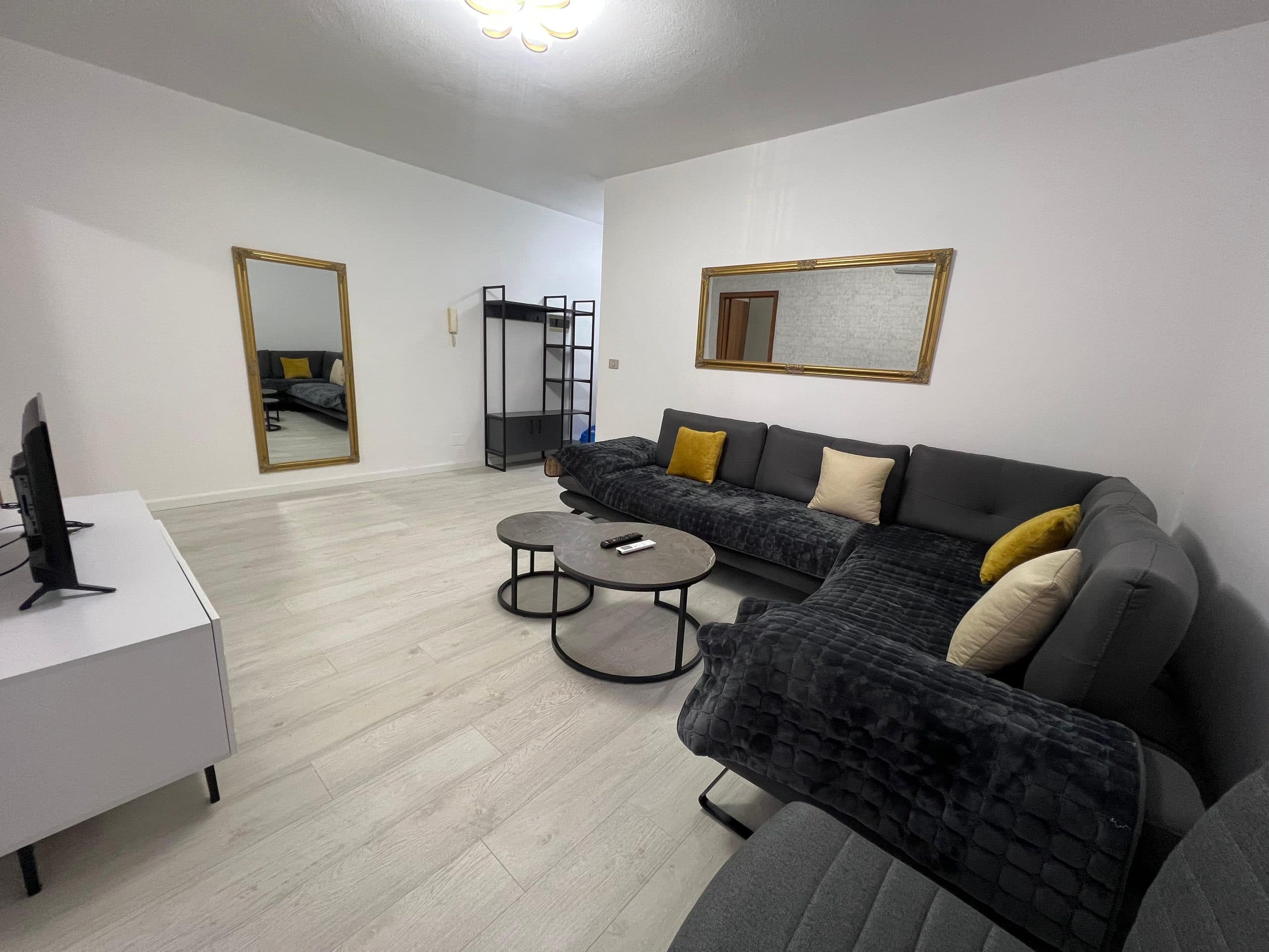 Apartament Me Qira 1+1 Tek Komuna e Parisit! 2