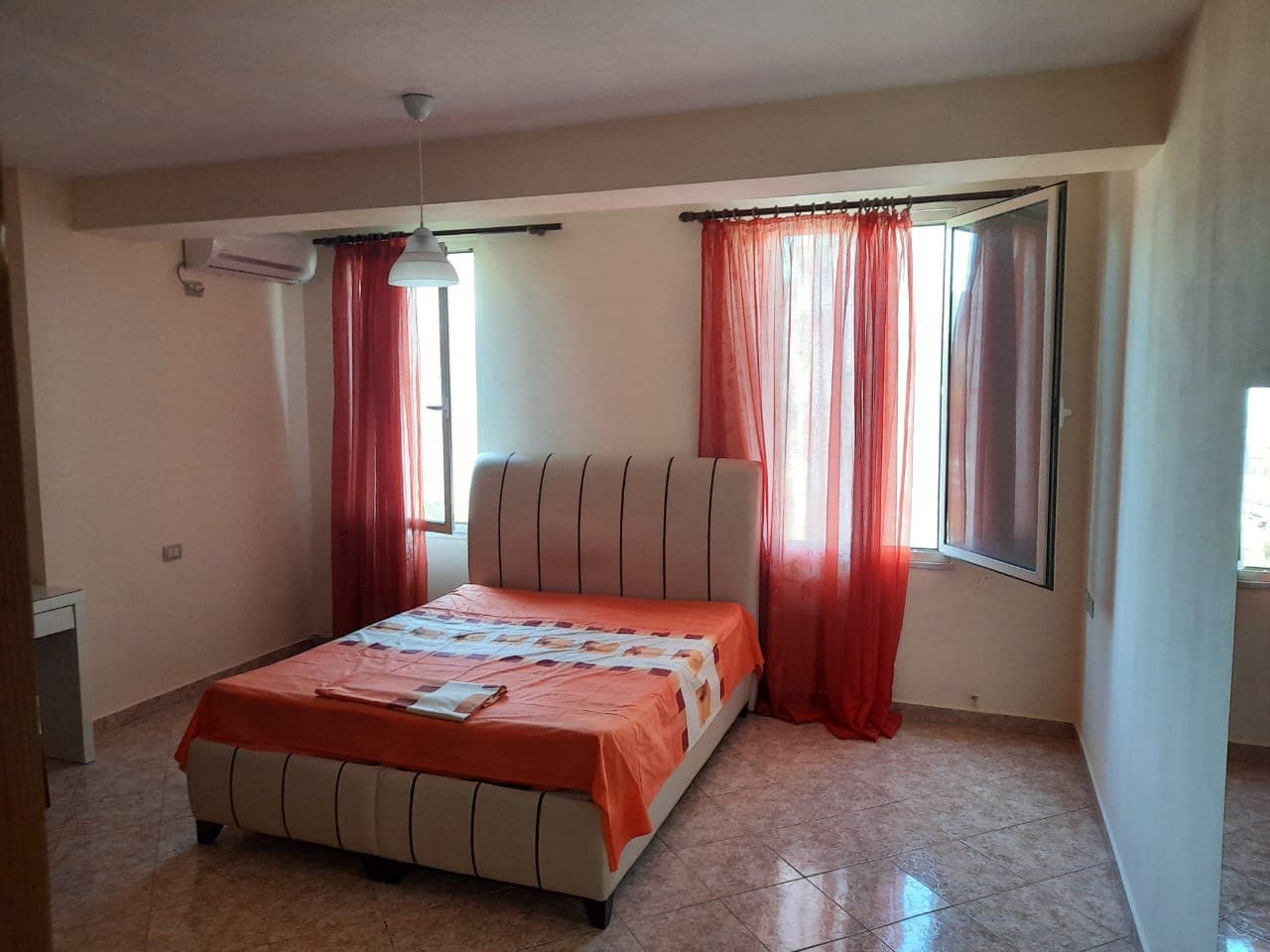 Jepet me qera apartament 2+1 ,i mobiluar .Adresa : 21 Dhjetori