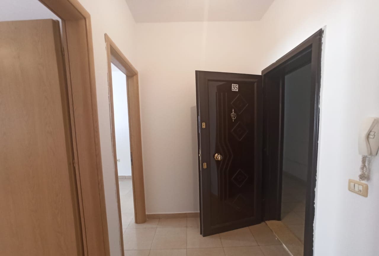 Jepet Me Qira Apartament 1+1 Tek Rruga e Kavajës, Pranë Globe! 3