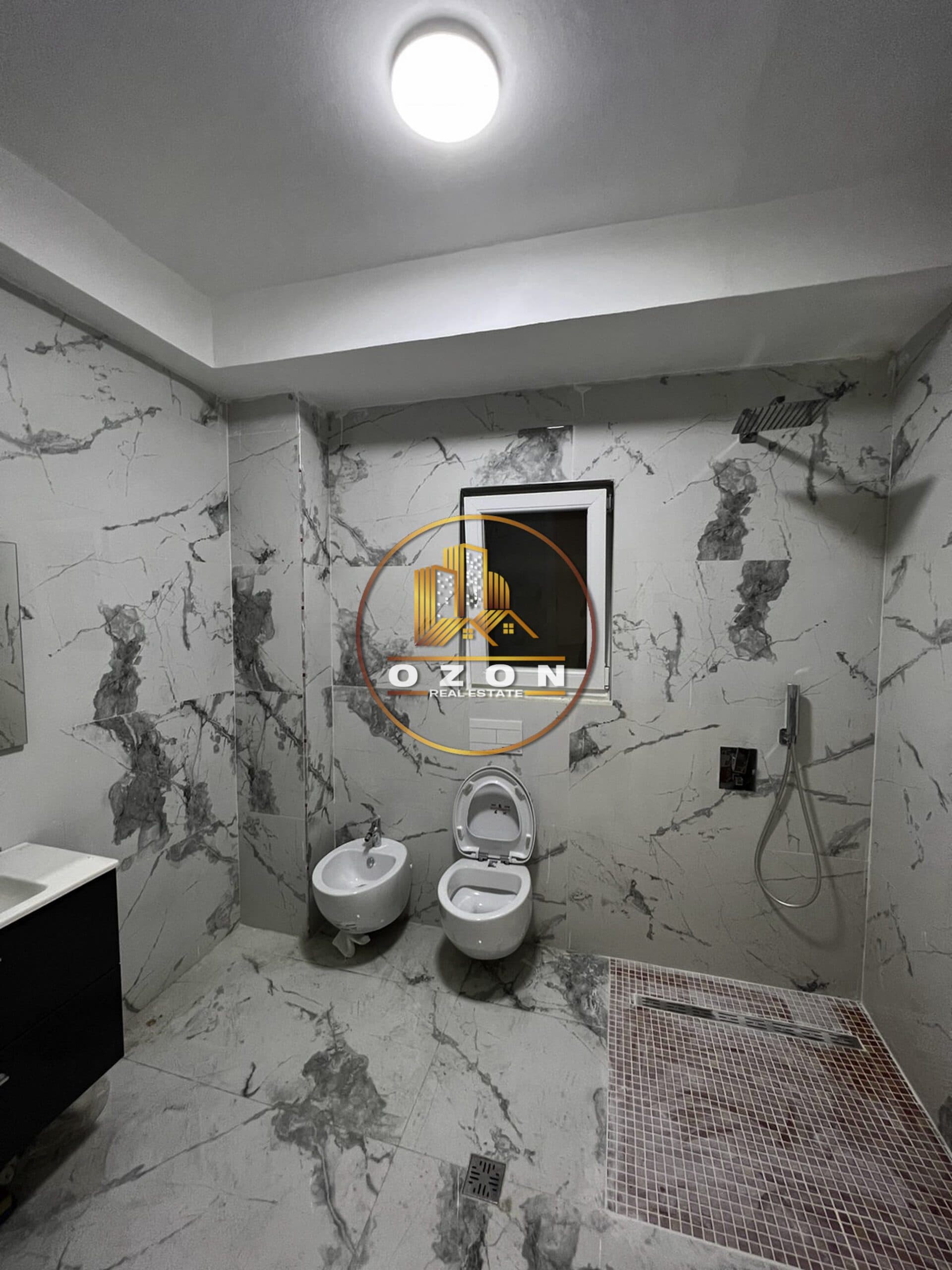 JEPET ME QERA AMBIENT BIZNESI PER ZYRE NE QENDER TEK POSTA SHQIPTARE!