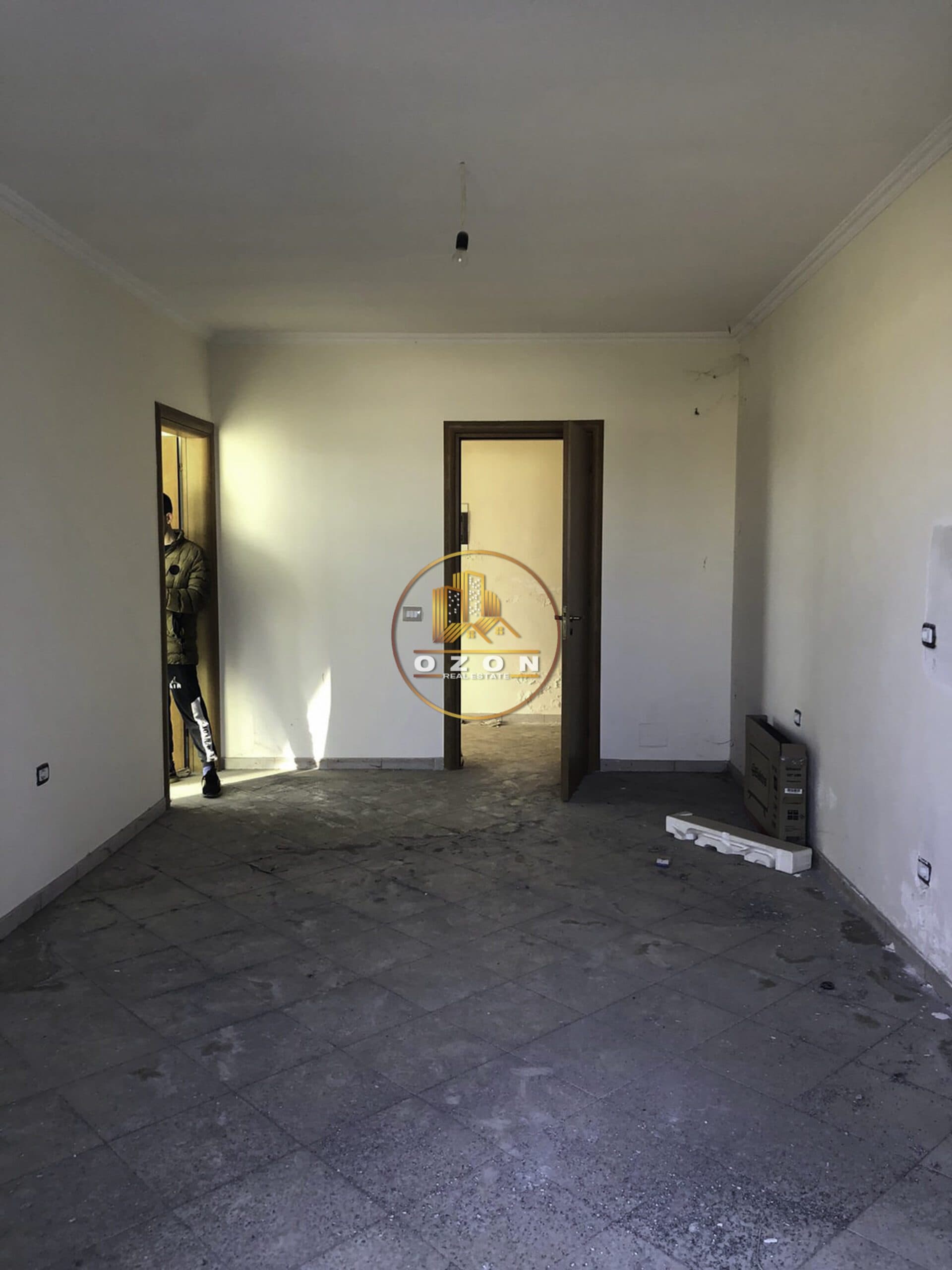 Shitet apartament 2+1 papafingo me hipoteke . Adresa : Astiri 4