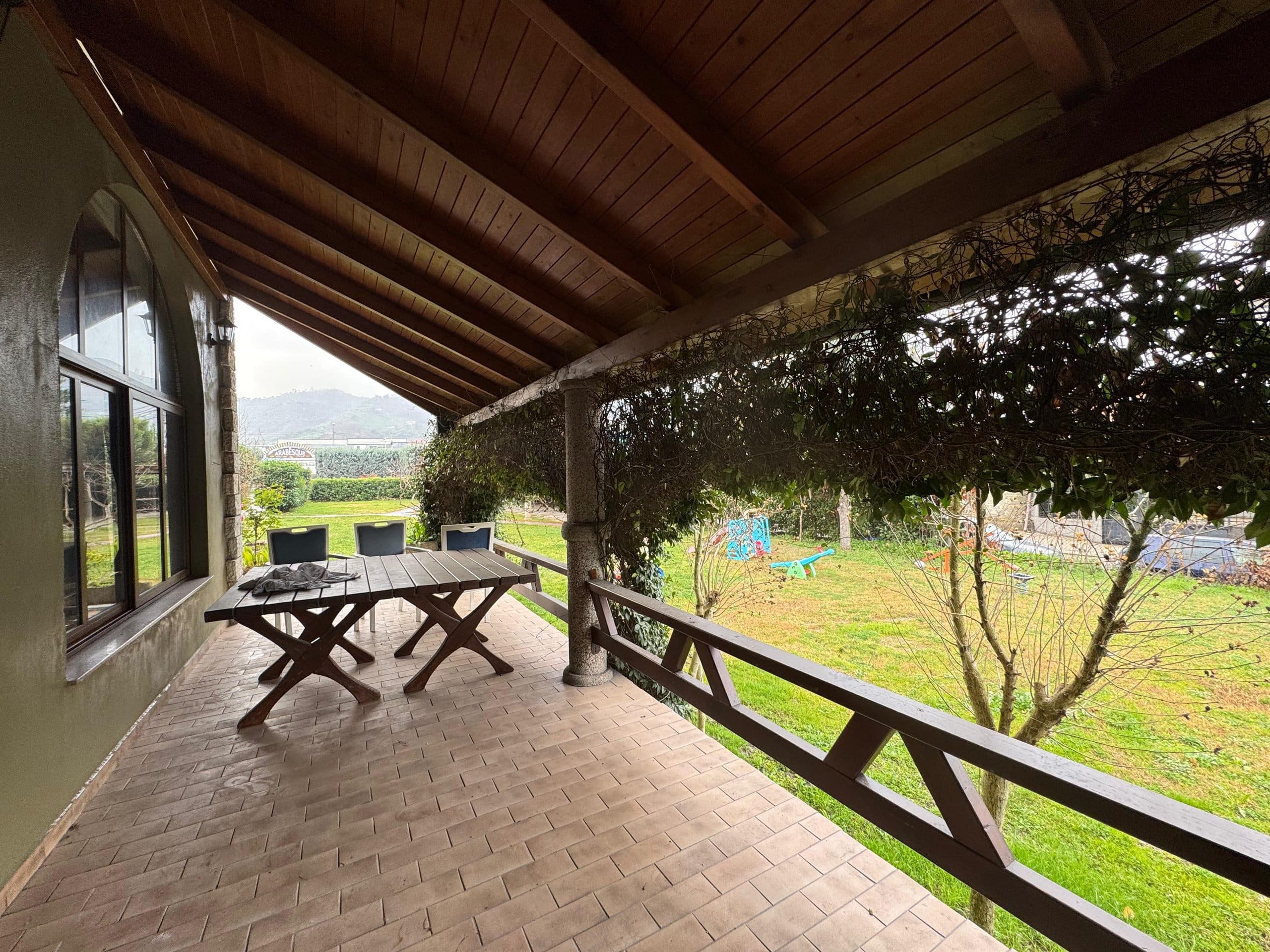 Restaurant dhe truall 2200 m2 për qira në Vorë!