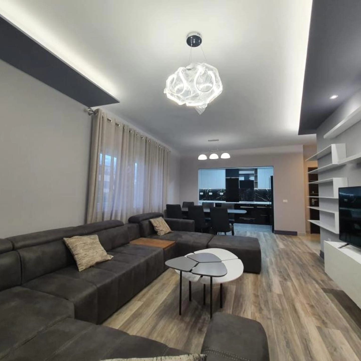 Apartament për Shitje me Post Parkimi tek Rezidenca Touch of the Sun!