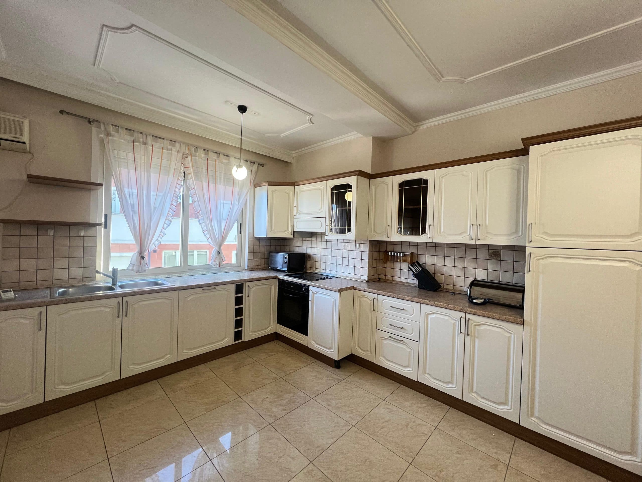 Jepet me qera apartament 3+1+2 për biznes ose banim në Bllok! 2