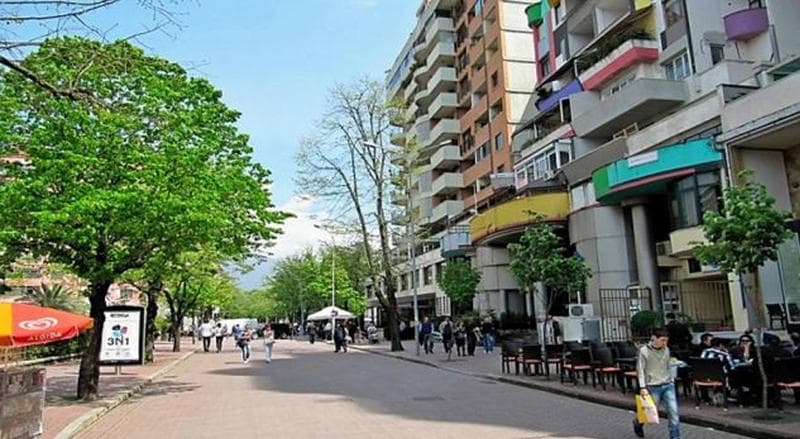Jepet me qera ambient biznesi buze rruge ne Bllok ,Tirane