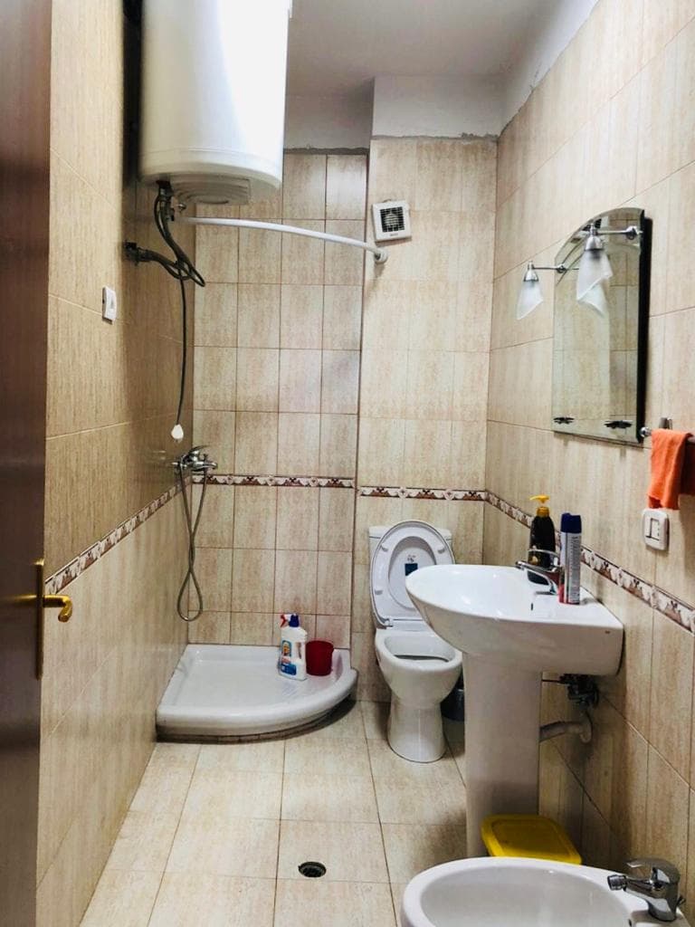 Apartament per qira 2+1 per banim/zyra . Ish Ekspozita 3