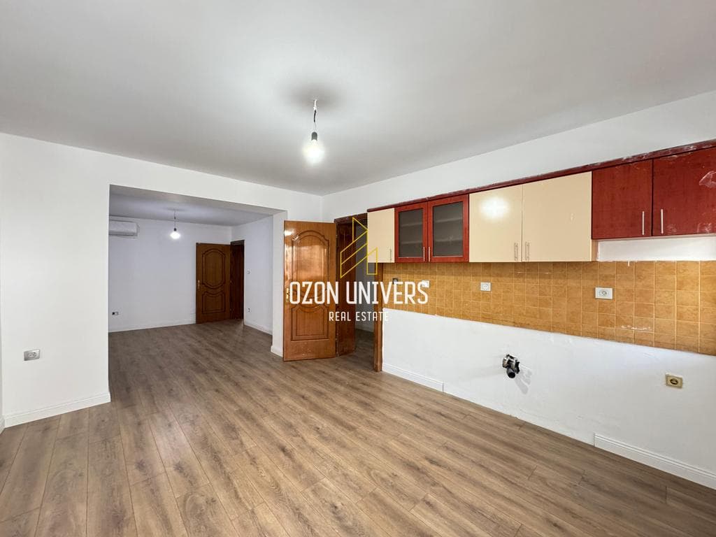 Ambient biznesi për qira në zemër të Bllokut – i përshtatshëm për zyra!