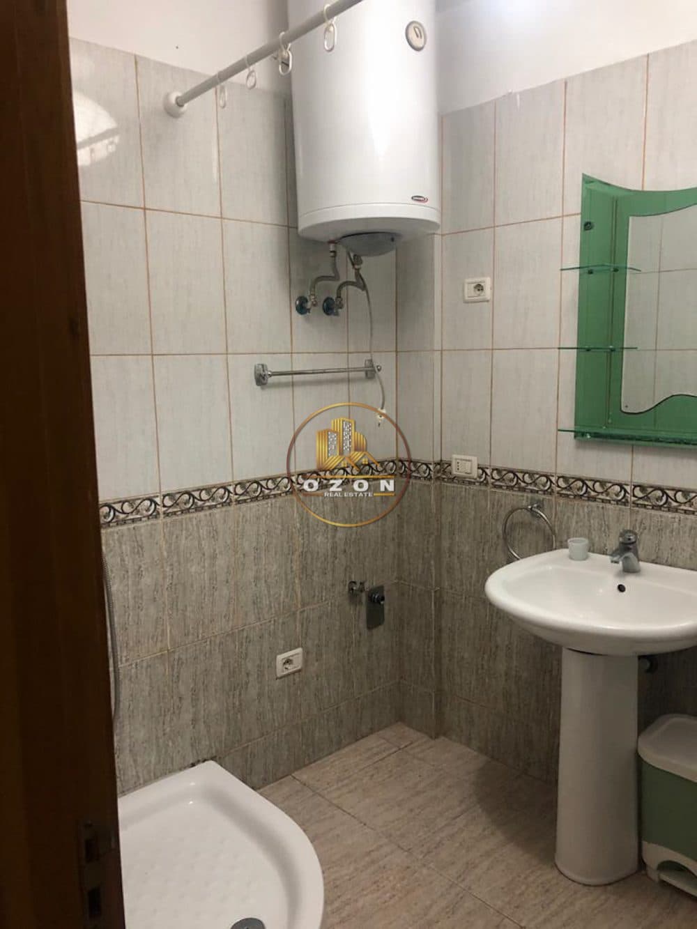 Jepet me qira apartament 1+1, bosh Prane Ish Ekspozites. 3