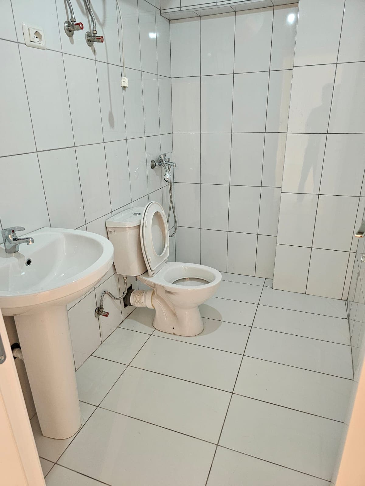 SHITET APARTAMENT 1+1, TEK FAKULTETI I SHKENCAVE, PRANE STACIONIT TE TRENIT! 2