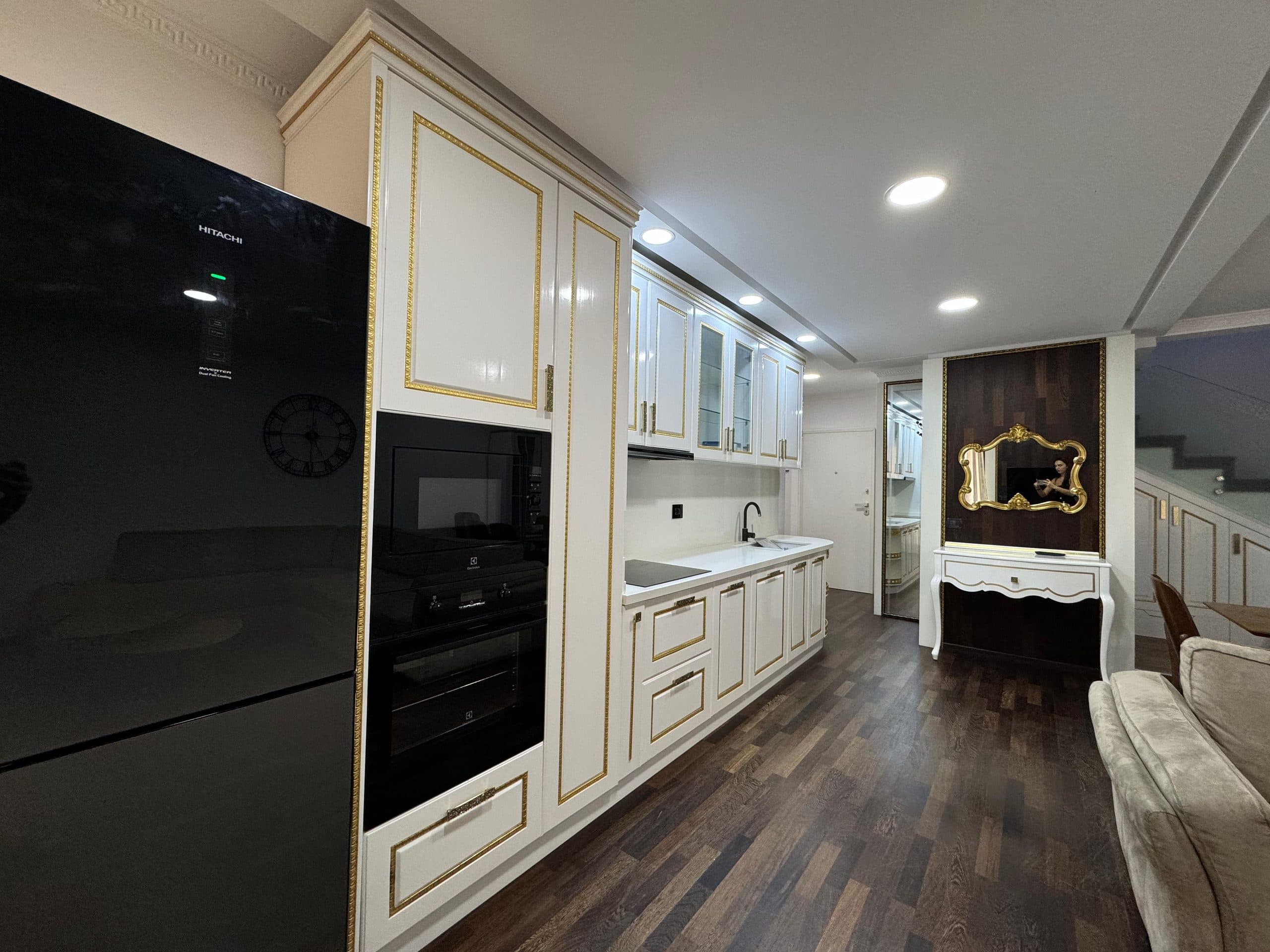 Duplex 2+1+2+2 Poste parkimi për Qira tek Rruga e Kavajës, pranë Qendrës! 2
