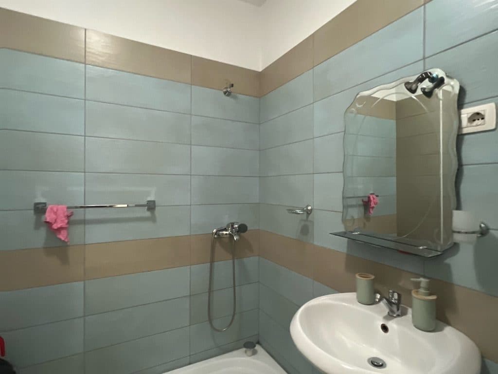 JEPET ME QERA APARTAMENT 1+1 TEK XHAMIA, KOPSHTI BOTANIK! 2