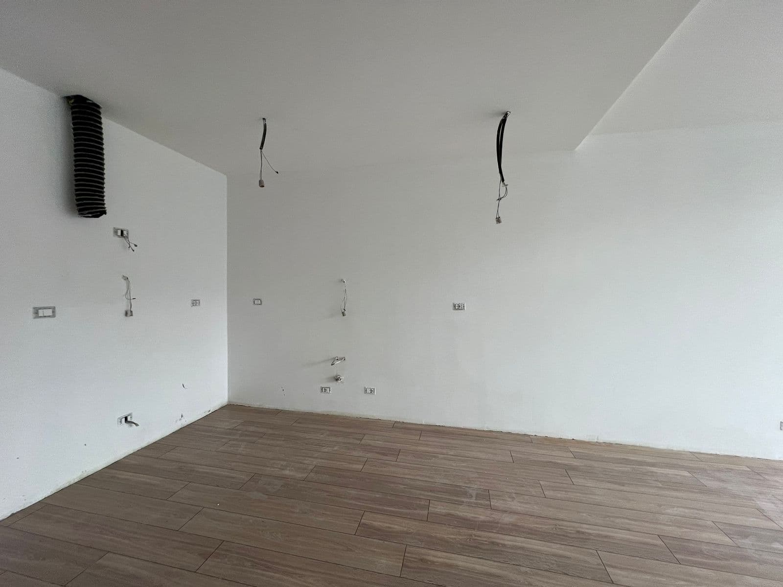 Apartament 1+1 Për Zyra, Tek Rezidenca "Lake View" 3