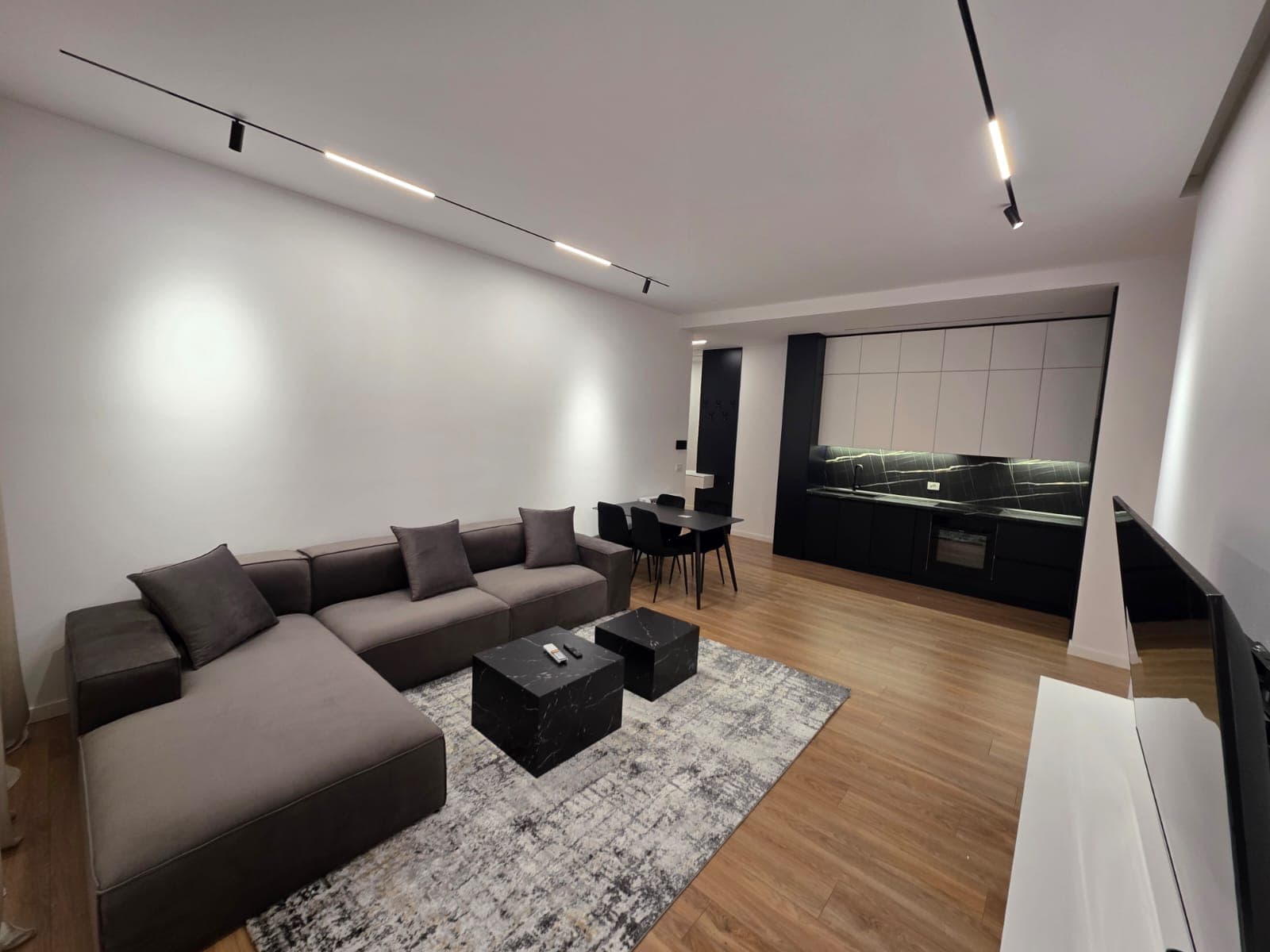 Apartament 1+1+Parking për qira, tek Kompleksi Delijorgji, Rruga e Kavajës!