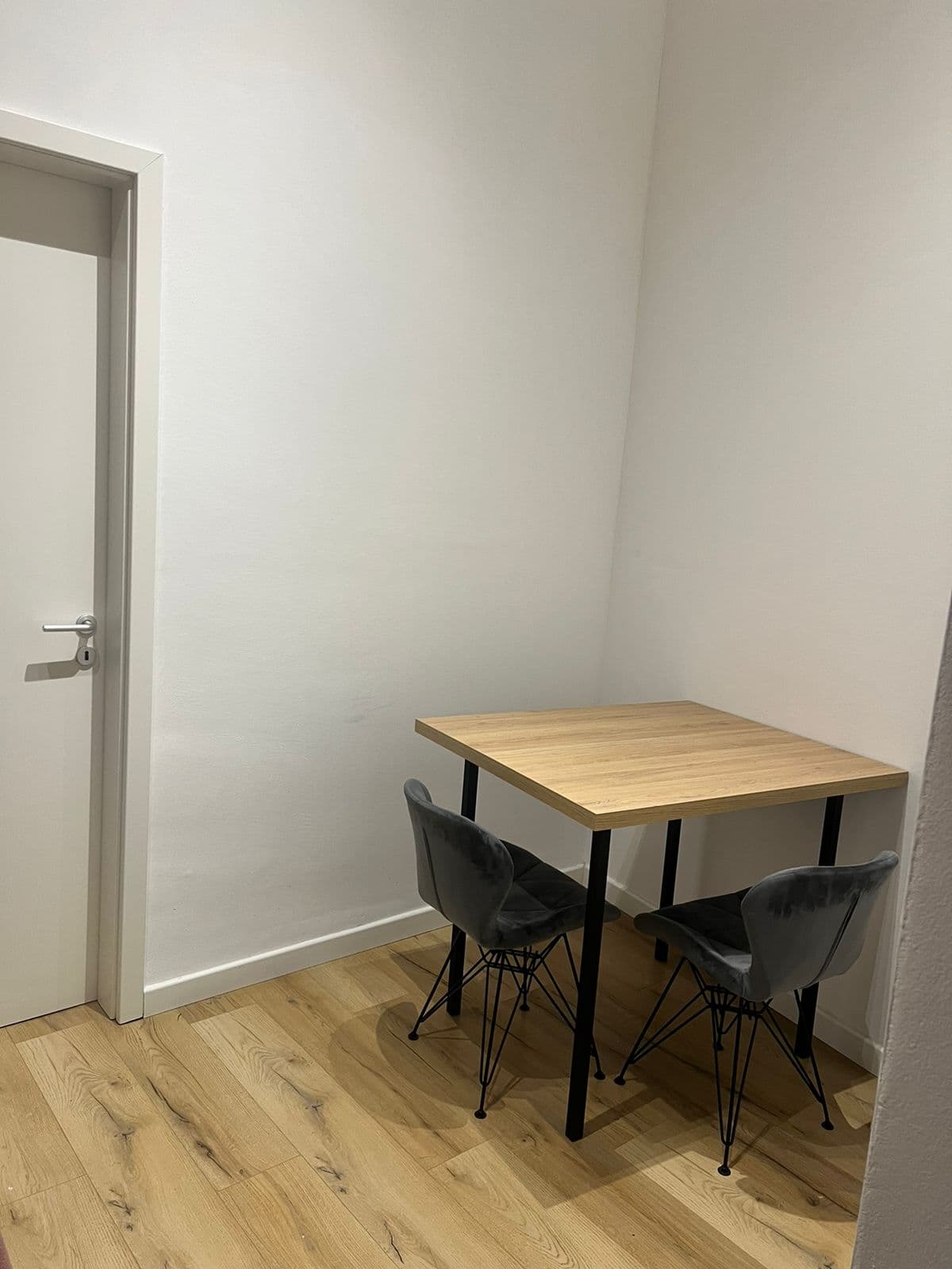 Apartament 1+1 për Shitje - Kompleksi Kontakt, 21 Dhjetori! 4