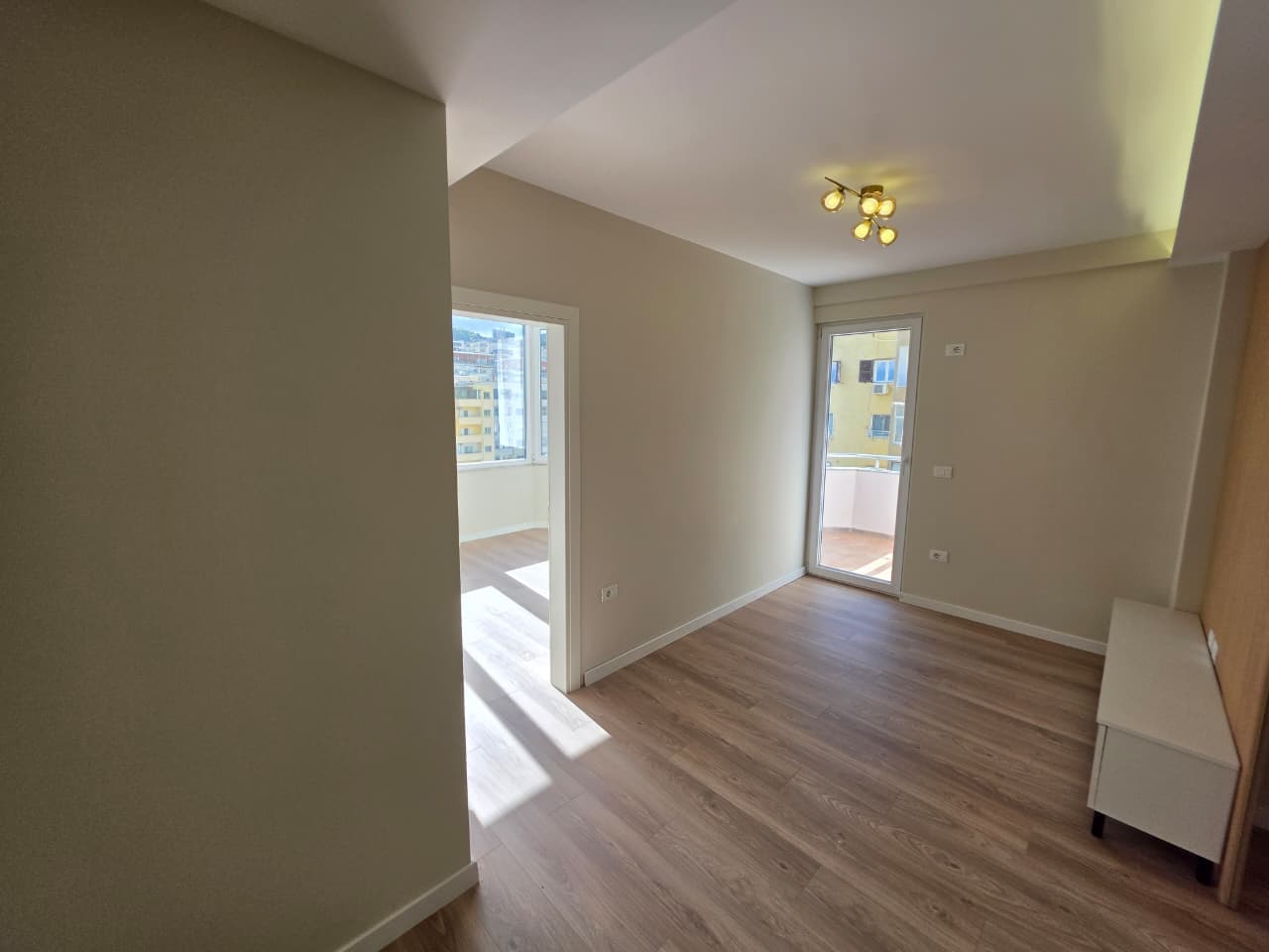 Apartament 1+1 për shitje tek Komuna e Parisit! 4