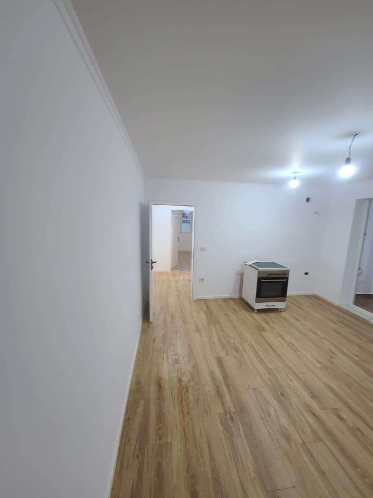 Apartament për Shitje pranë Shkollës 4 Dëshmorët ! 2