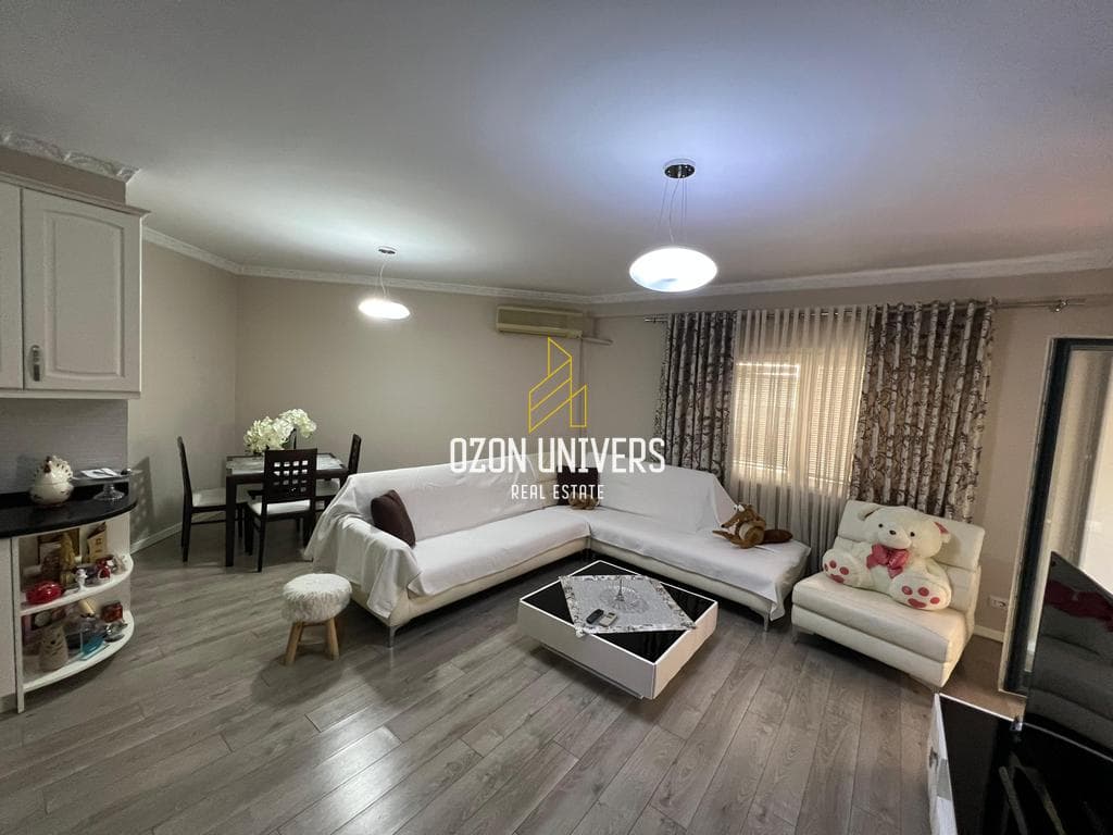 OKAZION! Shitet Apartament 2+1+2 në Usluga Residence, Stacioni Trenit.