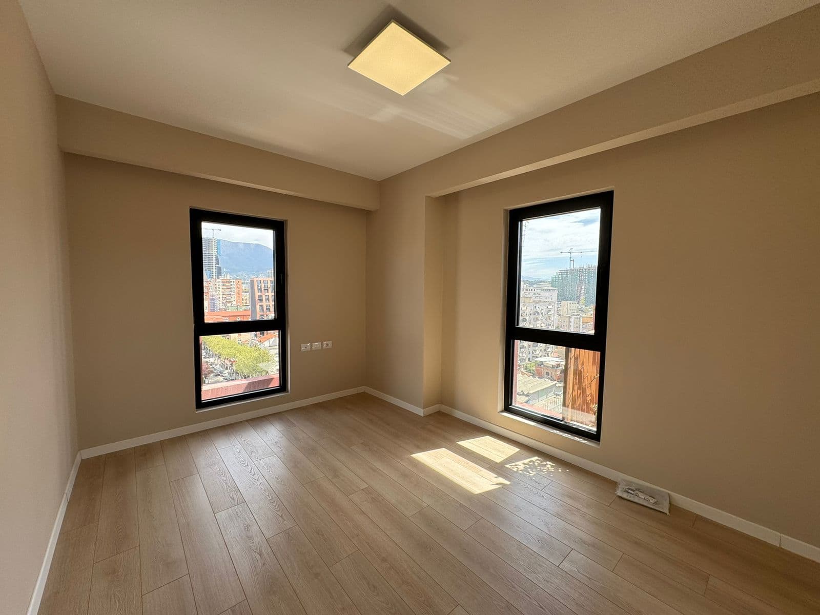 Tek Tirana Garden Building ofrohet Apartament 3+1+2 me Qira! 3