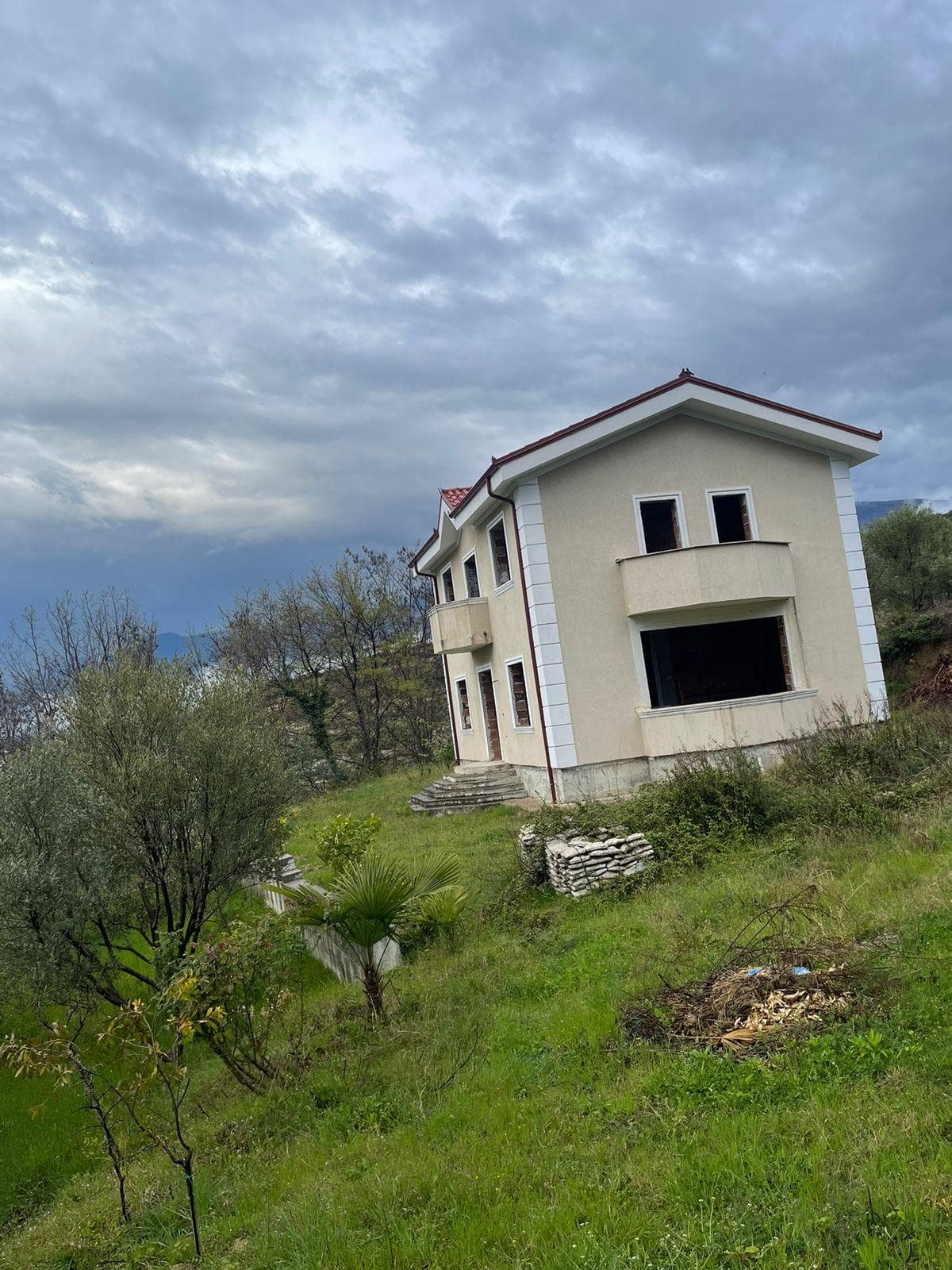 Shitet Vilë Elegante me Dy Kate në Fikas pranë Petrelës!