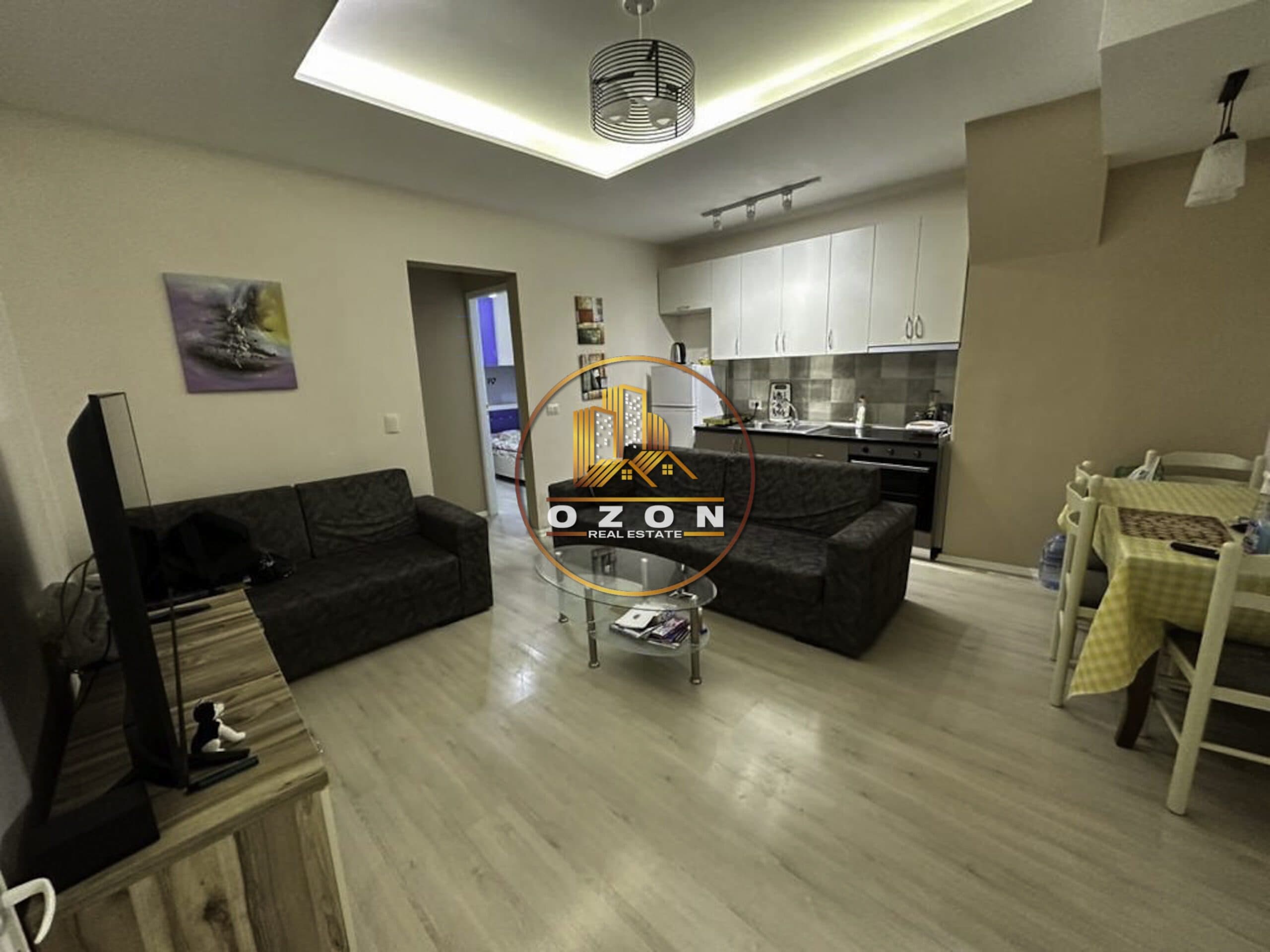 SHITET APARTAMENT 2+1 TEK XHAMIA, KOPSHTI BOTANIK!
