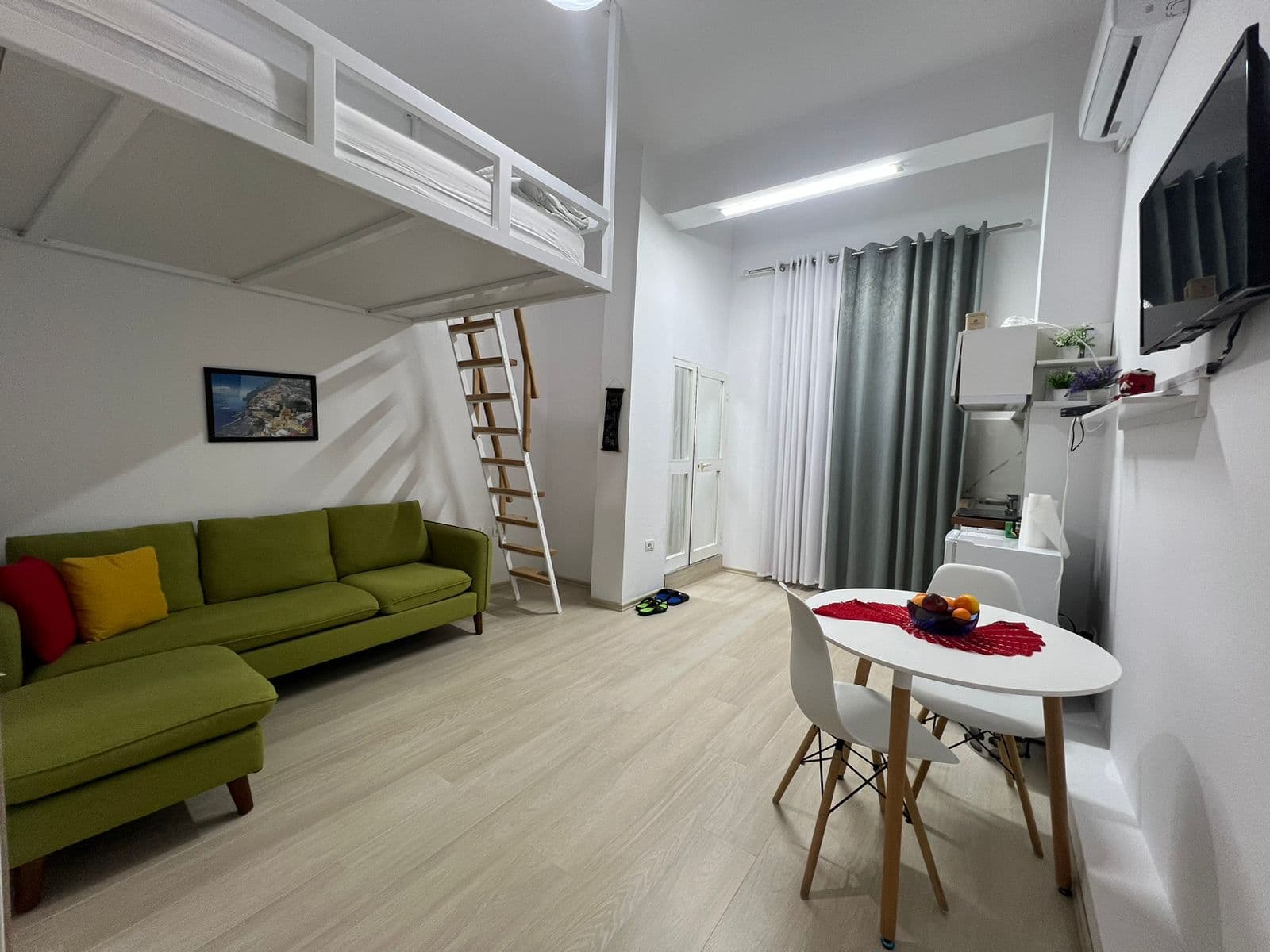 Garsoniere per Qira pranë Gjimnazit Petro Nini !
