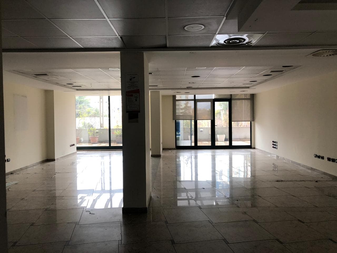 Jepet me qira ambient biznesi, bosh , open space. Adresa : Blloku 1