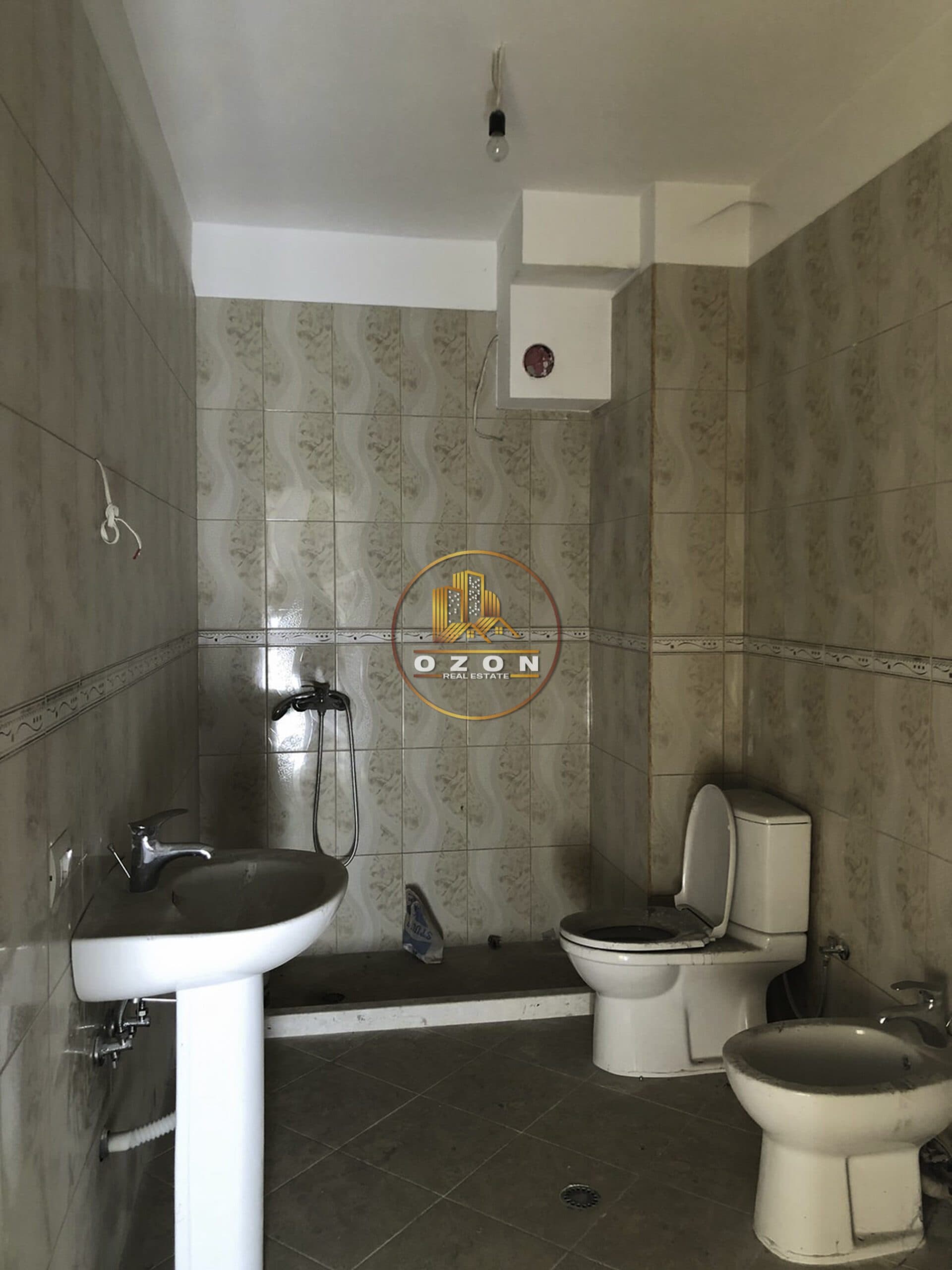 Shitet apartament 2+1 papafingo me hipoteke . Adresa : Astiri 2