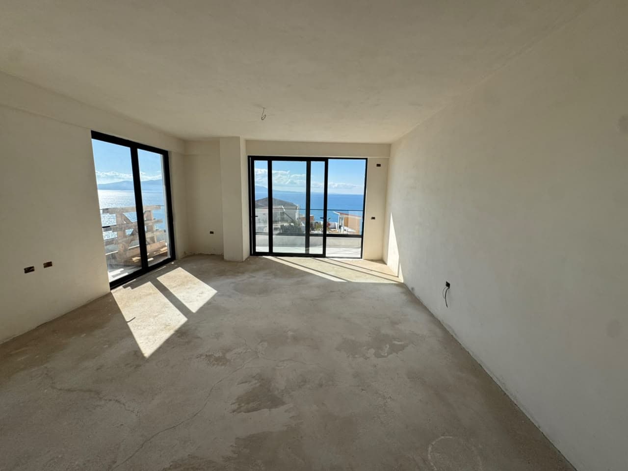 Penthouse 2+1+2 për shitje , Sarandë , pamje panoramike nga deti !