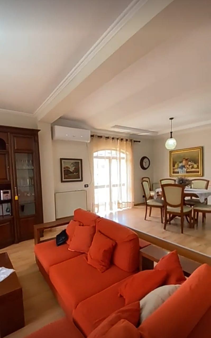 Apartament 3+1 Me Qira Në Afërsi Të Rrugës Së Barrikadave, (kat i vilës)!