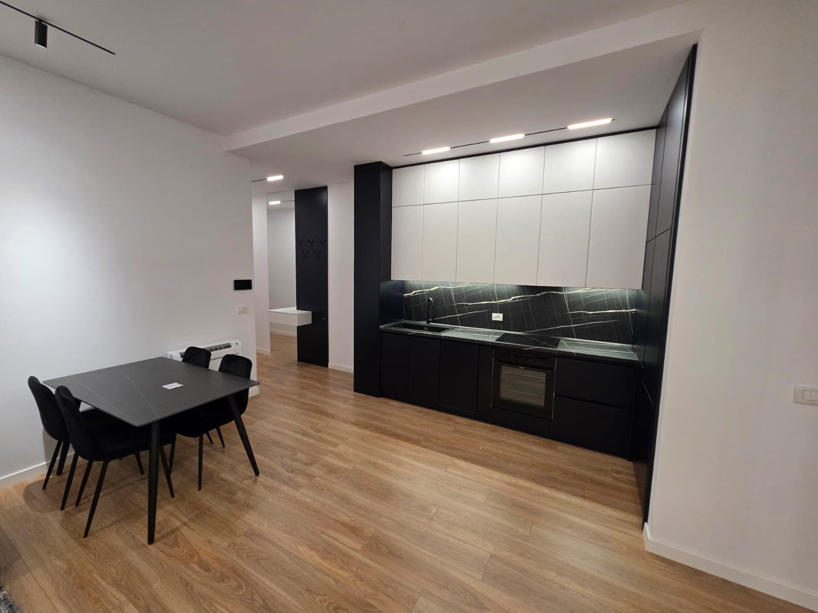 Apartament 1+1+Parking për qira, tek Kompleksi Delijorgji, Rruga e Kavajës! 4