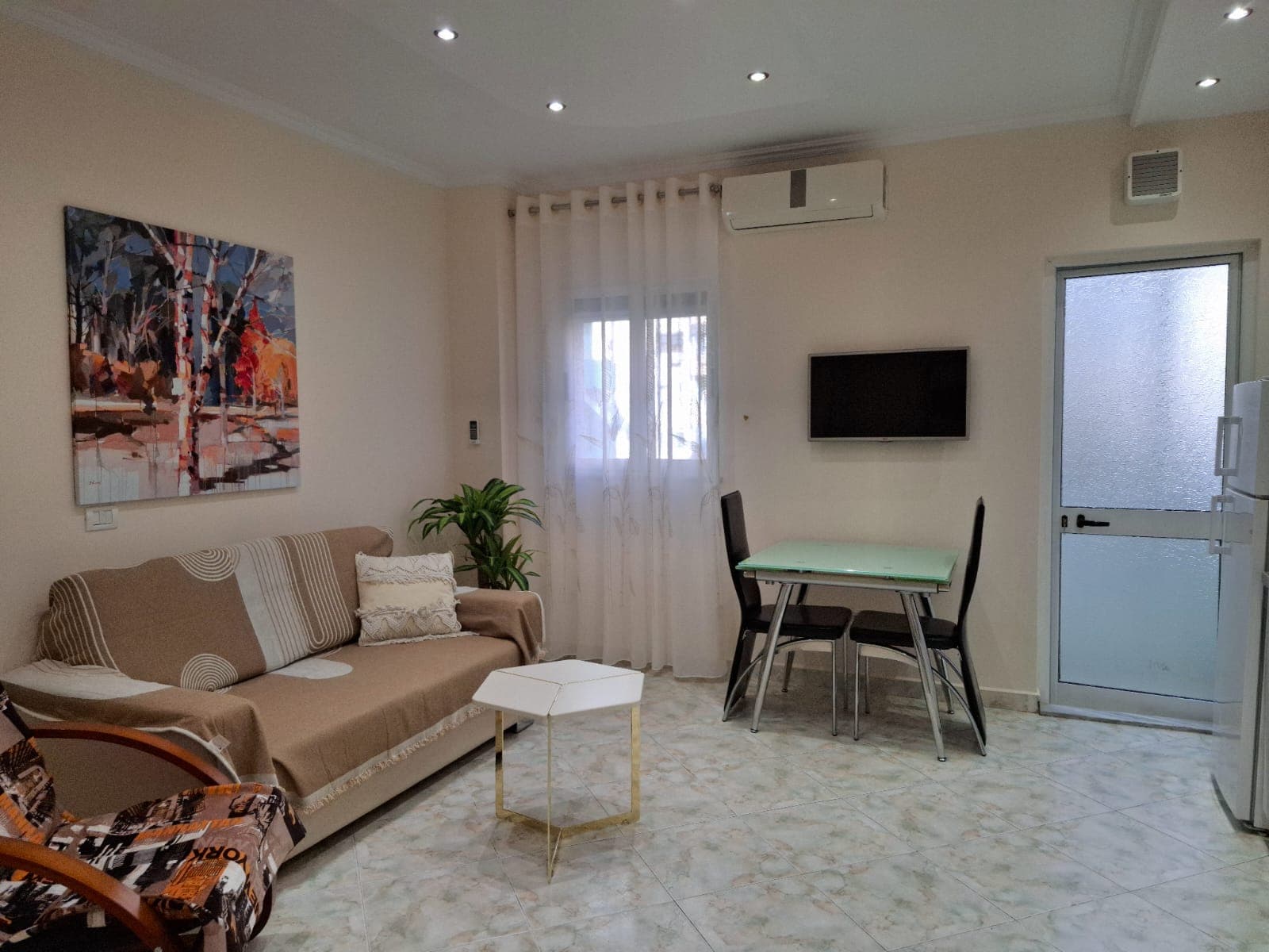 Apartament 1+1 për qira tek Komuna e Parisit, pranë Kristal Center!