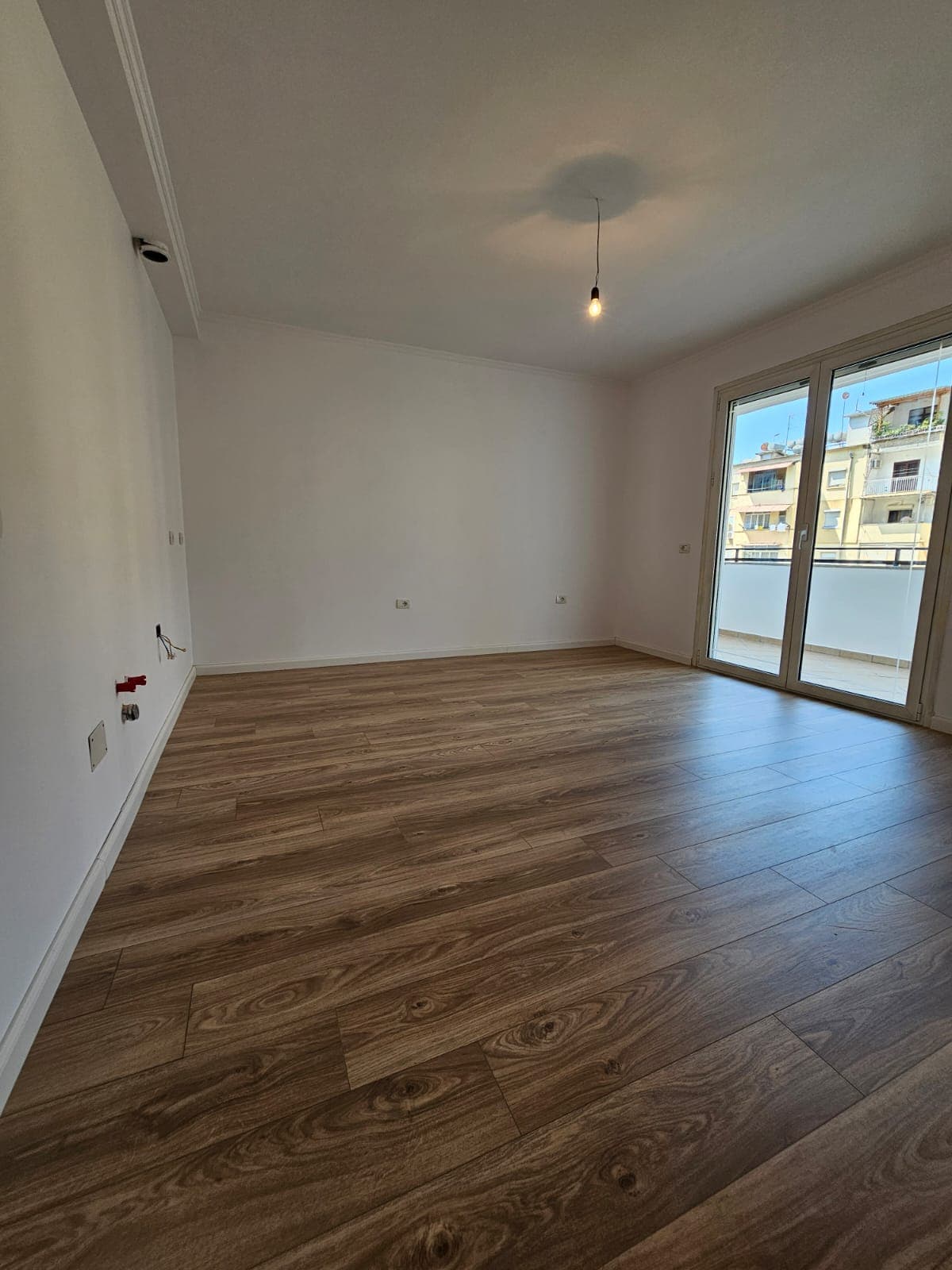 Apartament 1+1 në shitje tek Shkolla e Baletit, me pamje nga rruga kryesore!