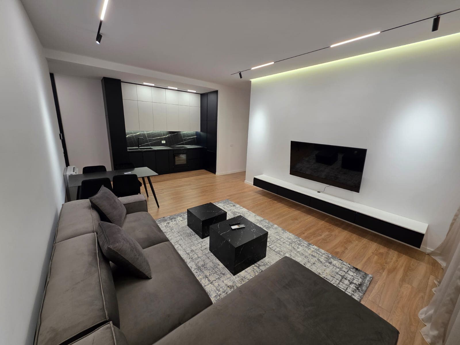 Apartament 1+1+Parking për qira, tek Kompleksi Delijorgji, Rruga e Kavajës! 2