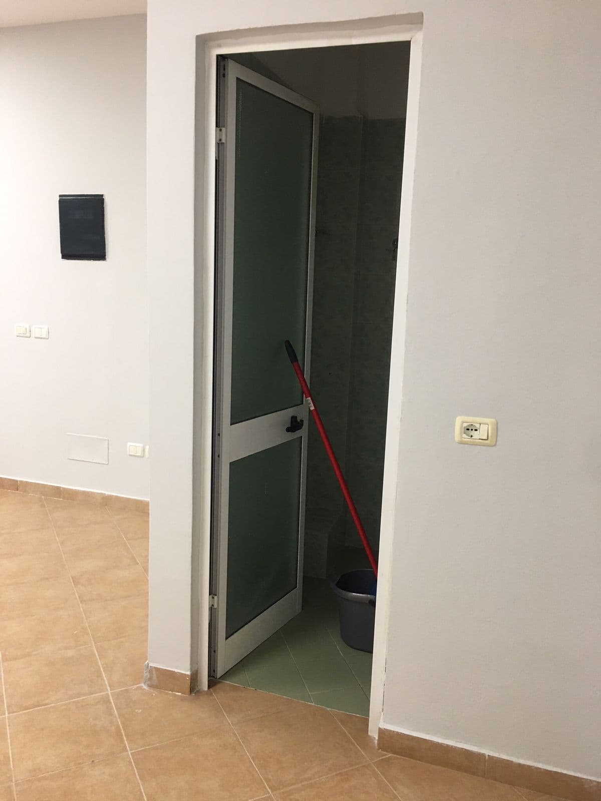 Ambjent Biznesi Me Qira Tek Rruga e Kavajës! 4