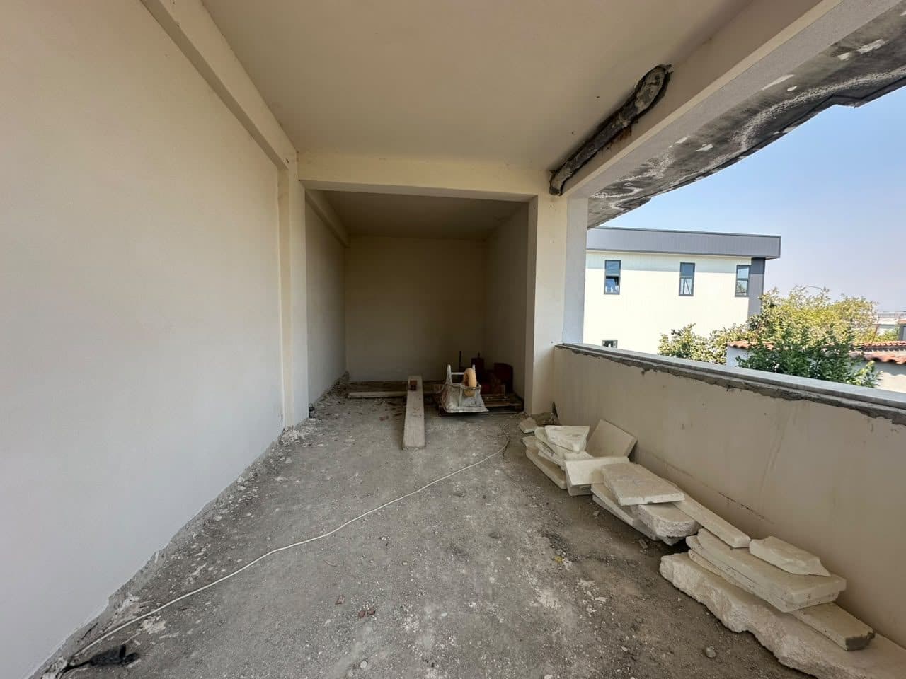 Jepet me qira godinë 4 katëshe+bodrum, pranë TopChannel, Kashar ! 2
