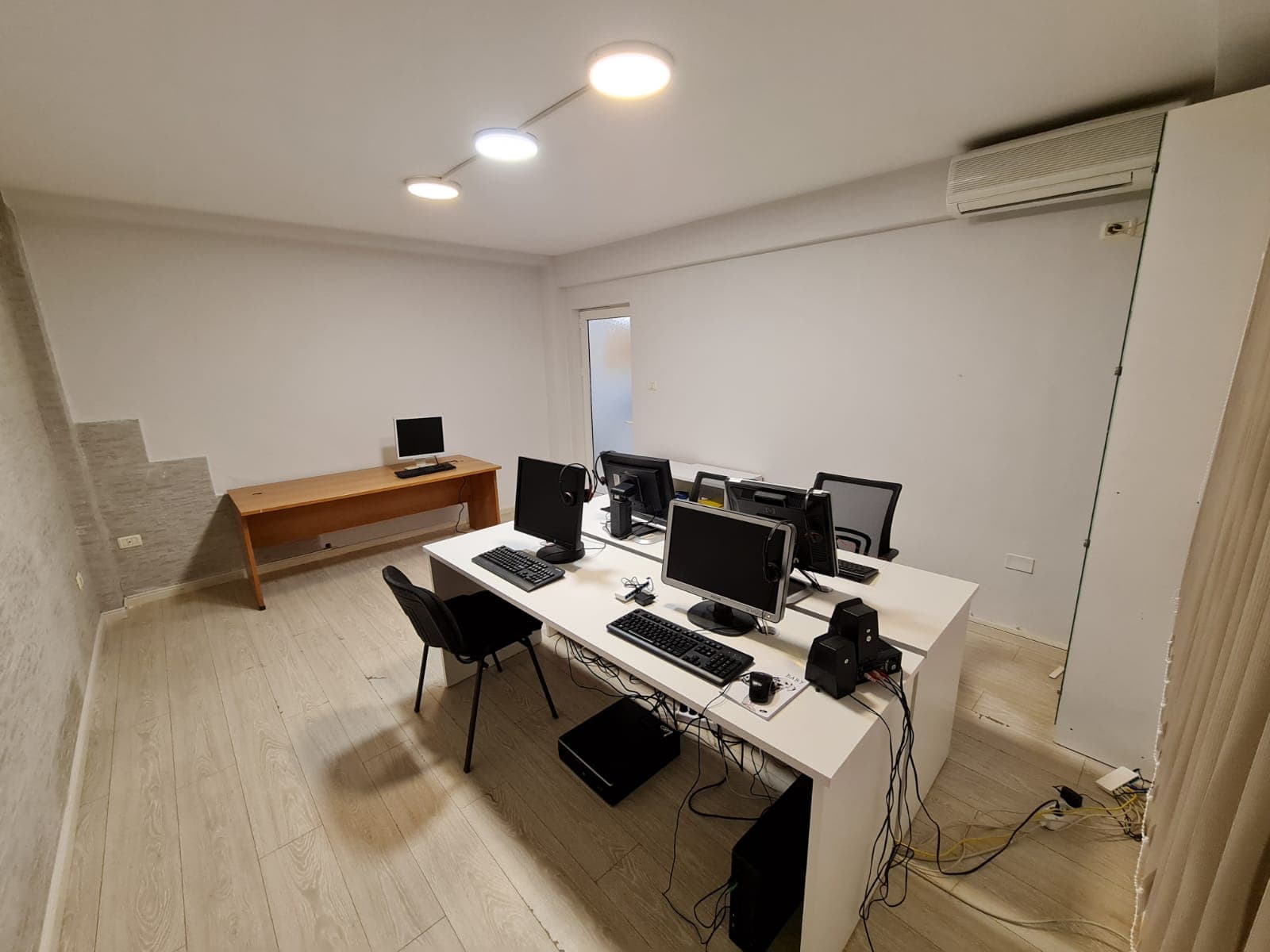 Ambient Biznesi për Qira në Bllok! 4