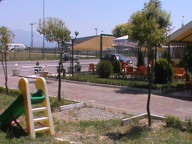 Tokë dhe Ndërtesë 2-katëshe për Shitje në Rinas! 4