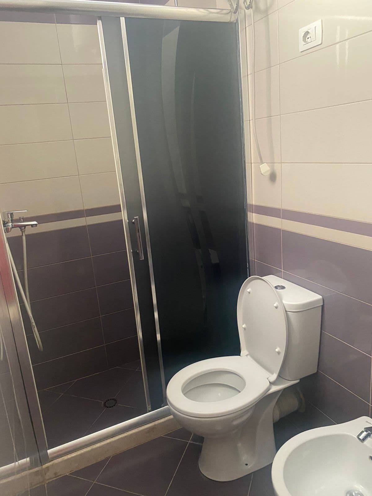 JEPET ME QIRA APARTAMENT 2+1+2+POSTPARKIM, TEK XHAMIA, KOPSHTI BOTANIK 2