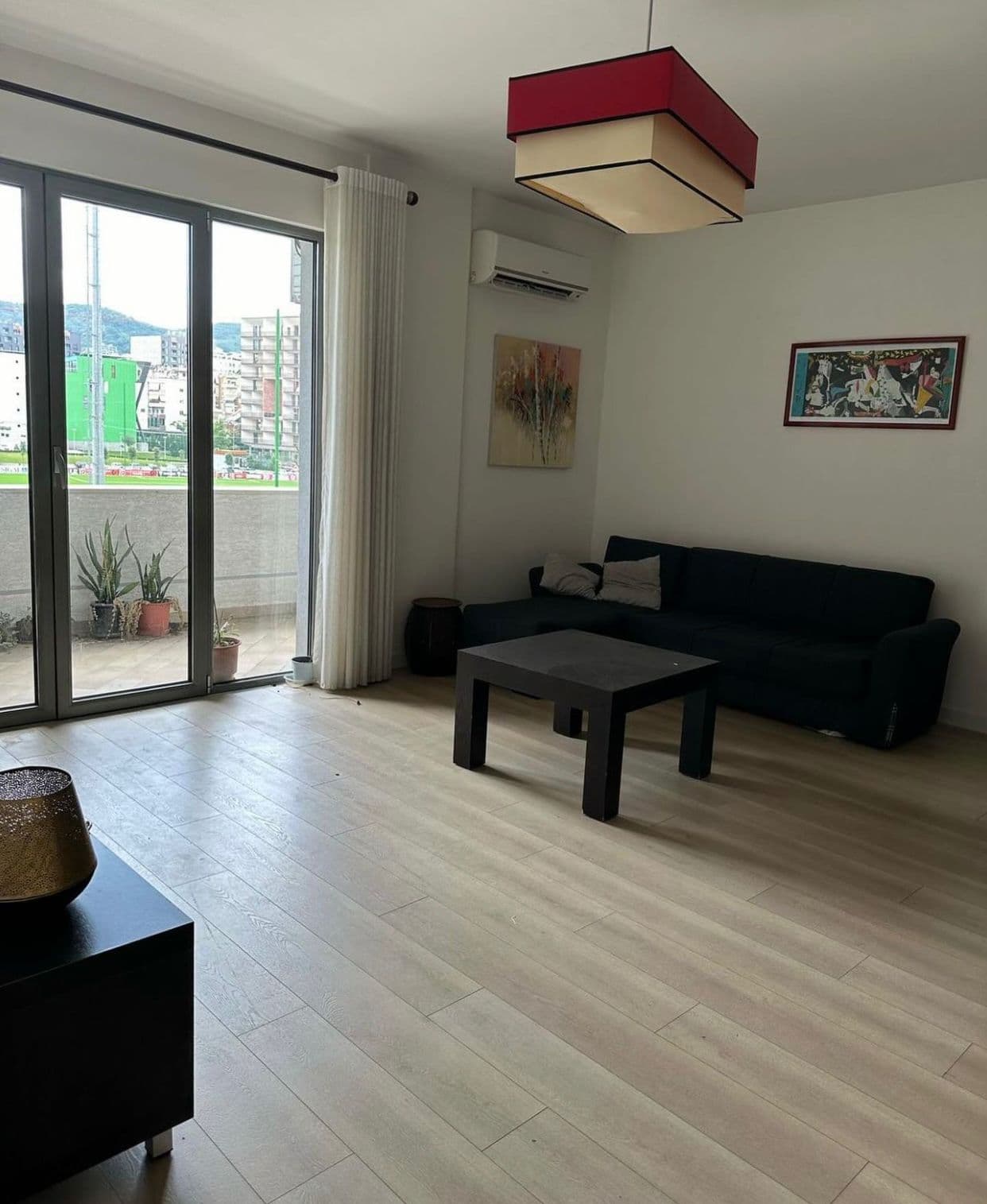 Shitet Apartament 2+1 me Post Parkimi tek Rruga e Kosovarëve!